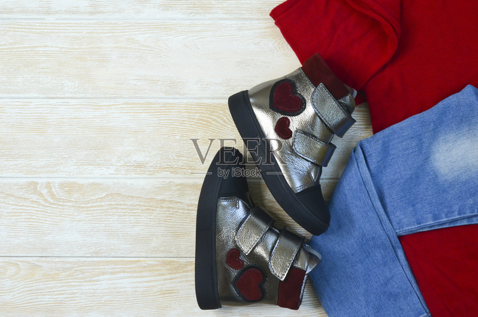 平躺的孩子装备衣服和鞋子顶部视图复制空间文本照片摄影图片