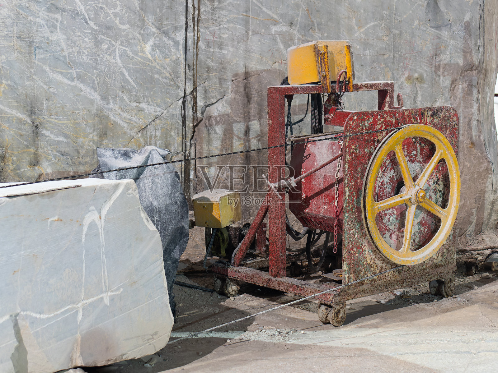 在意大利托斯卡纳，卡拉拉的一个采石场，用于提取和切割大理石石板的铁机械照片摄影图片