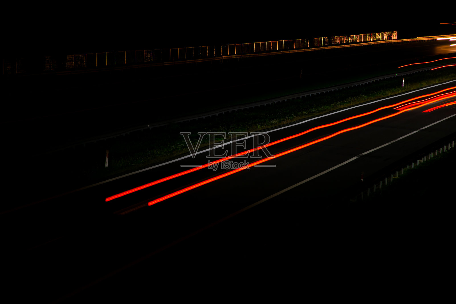 夜灯。夜间行驶的汽车的灯光。长时间曝光红色，蓝色，绿色照片摄影图片