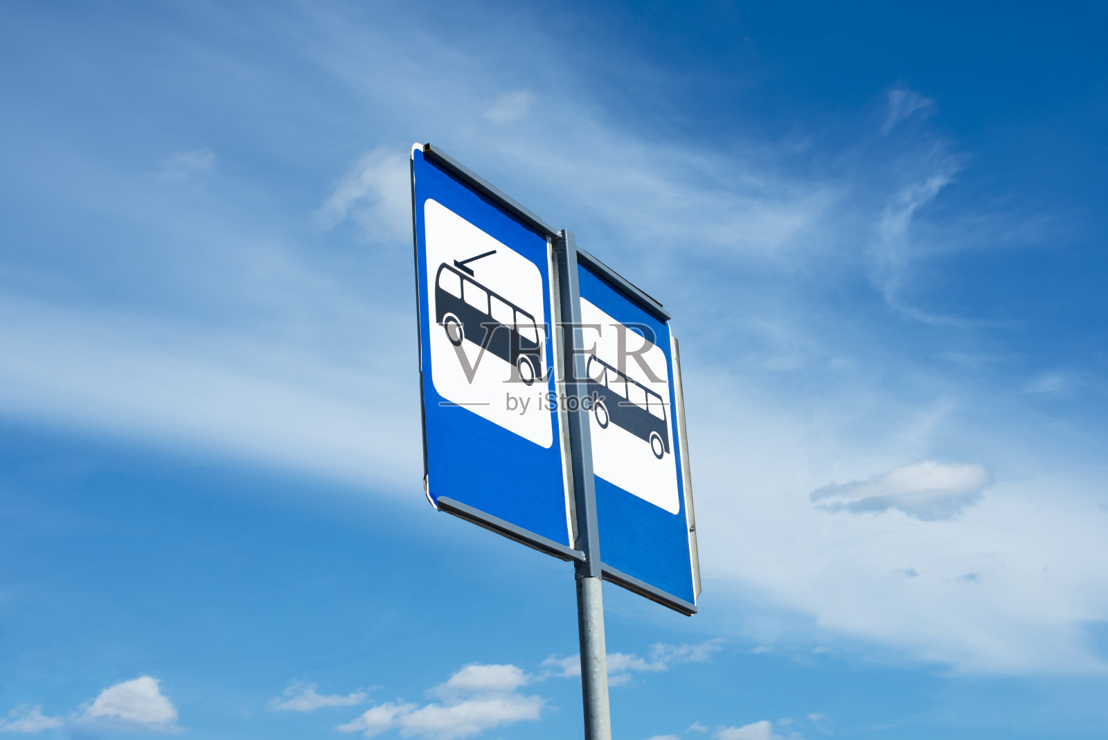 蓝色背景上的公交车站标志，美丽的天空照片摄影图片