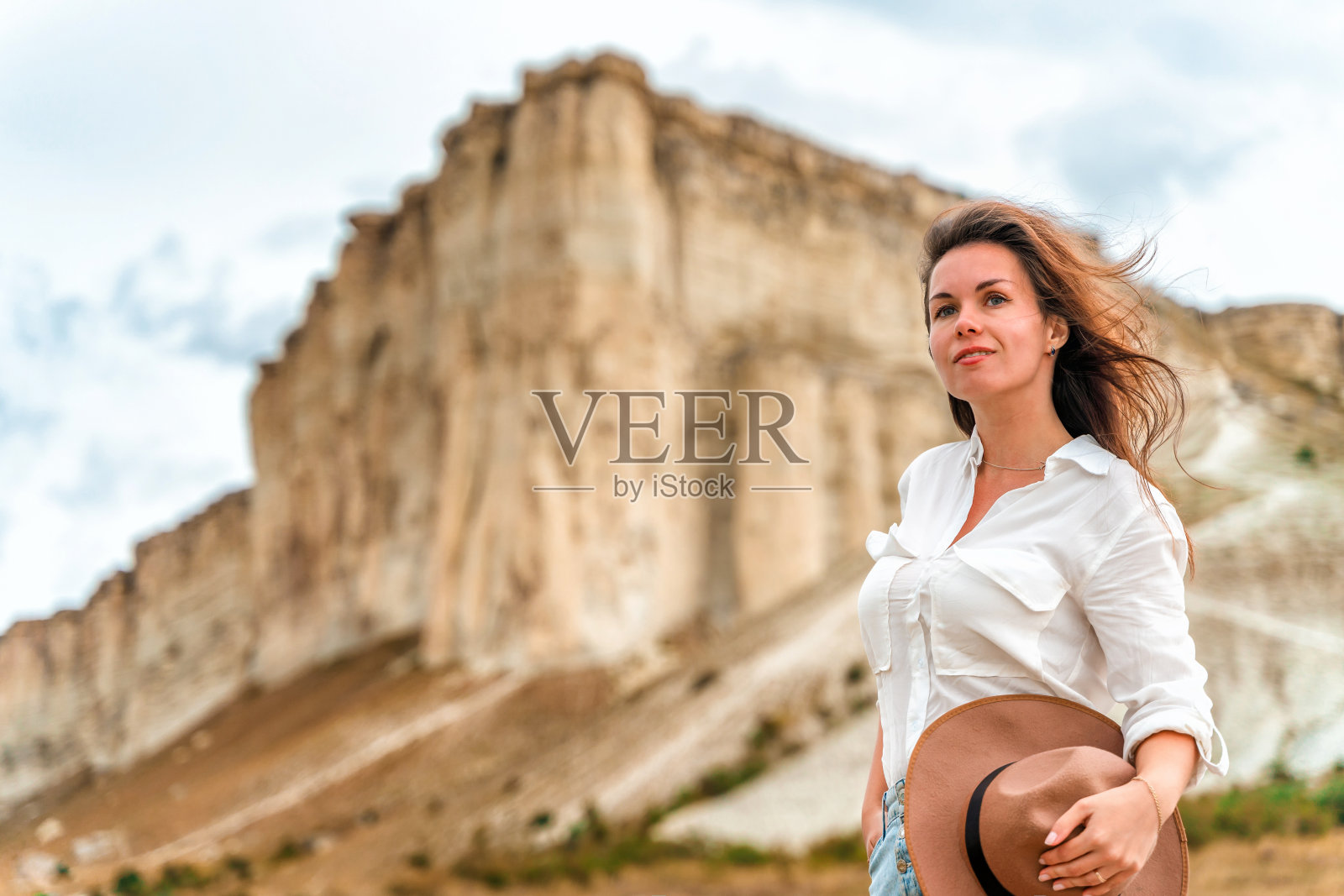 一名年轻女子在克里米亚的白岩脚下。美丽的旅游概念照片摄影图片