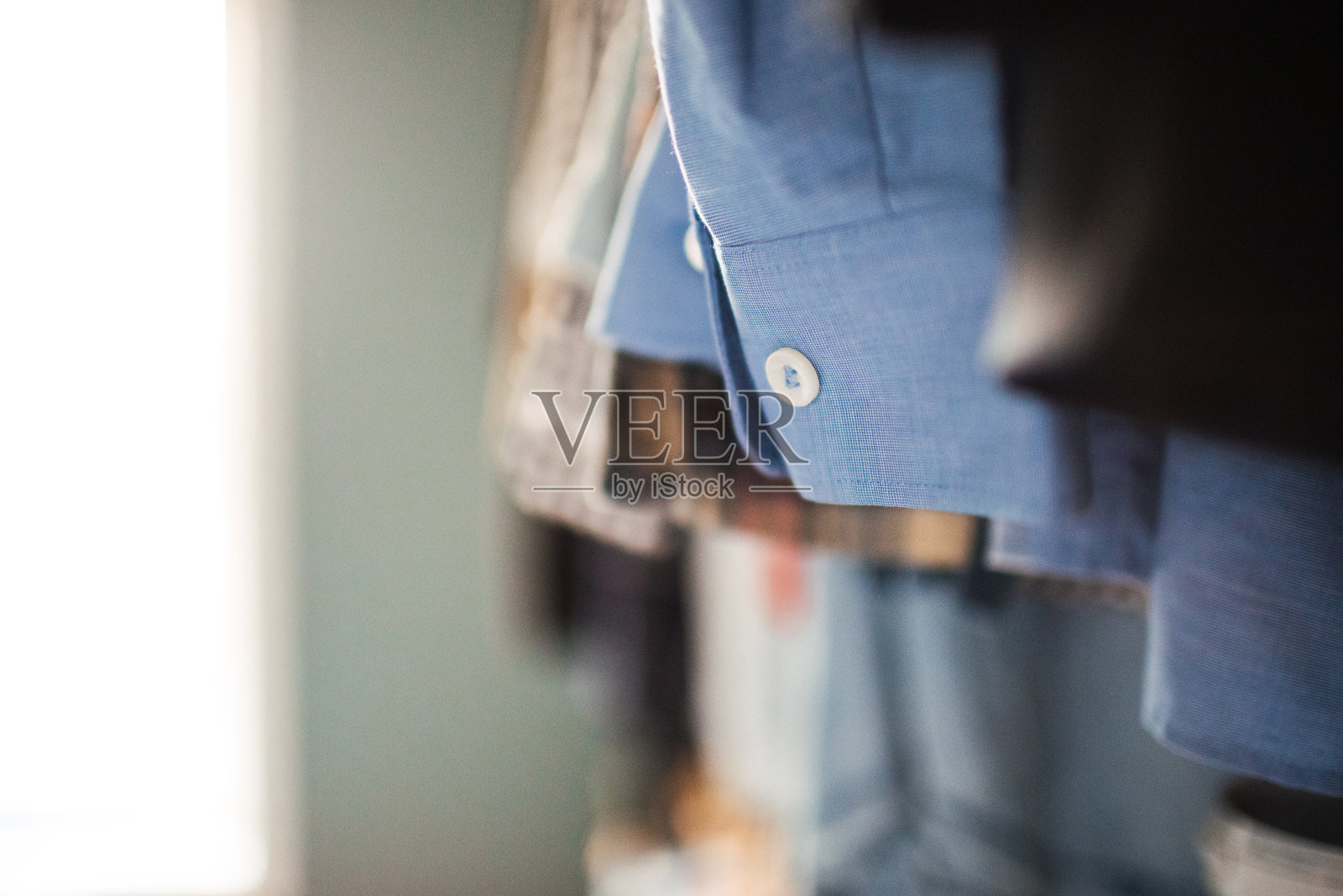 整理衣橱照片摄影图片