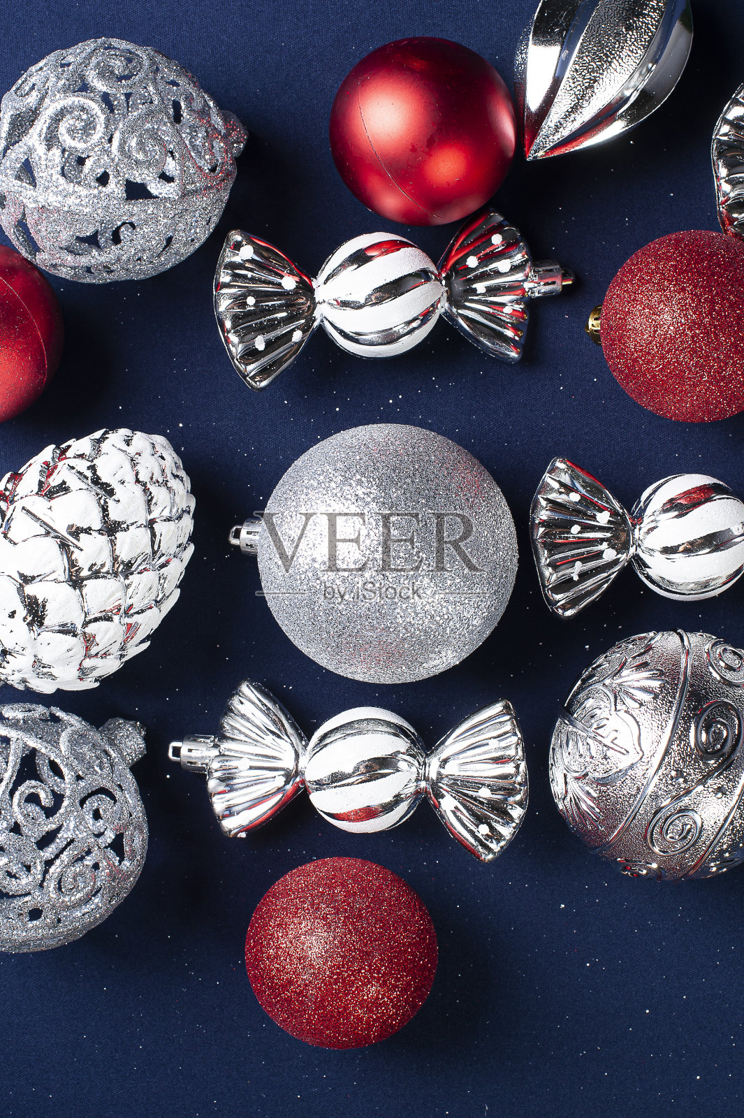 圣诞构图与红色和银色圣诞装饰在蓝色背景。本空间照片摄影图片