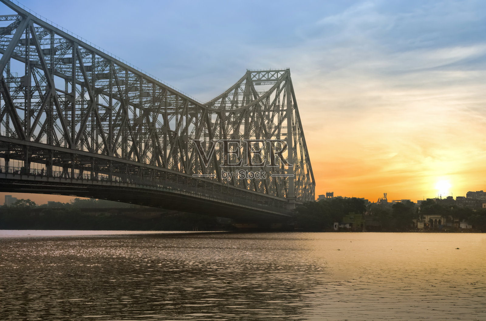 豪拉桥加尔各答。印度日出时照片摄影图片