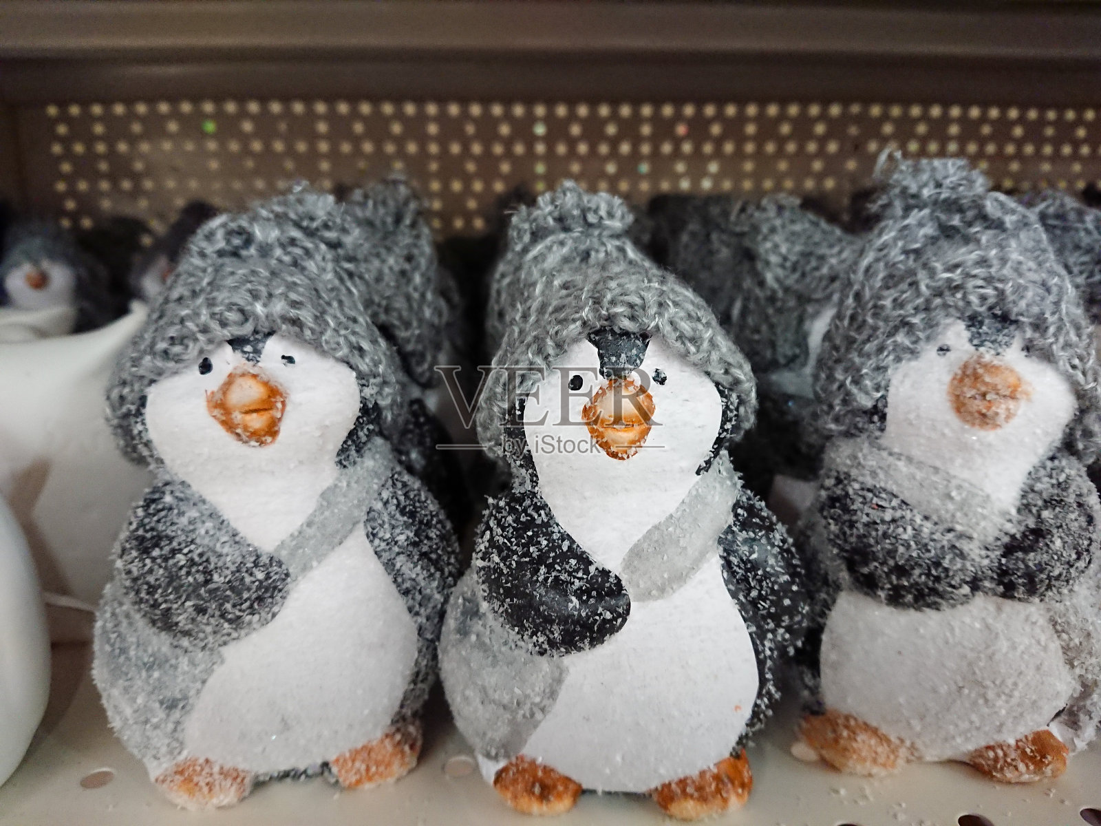 关于新年主题的数字。许多企鹅戴着温暖的灰色帽子照片摄影图片
