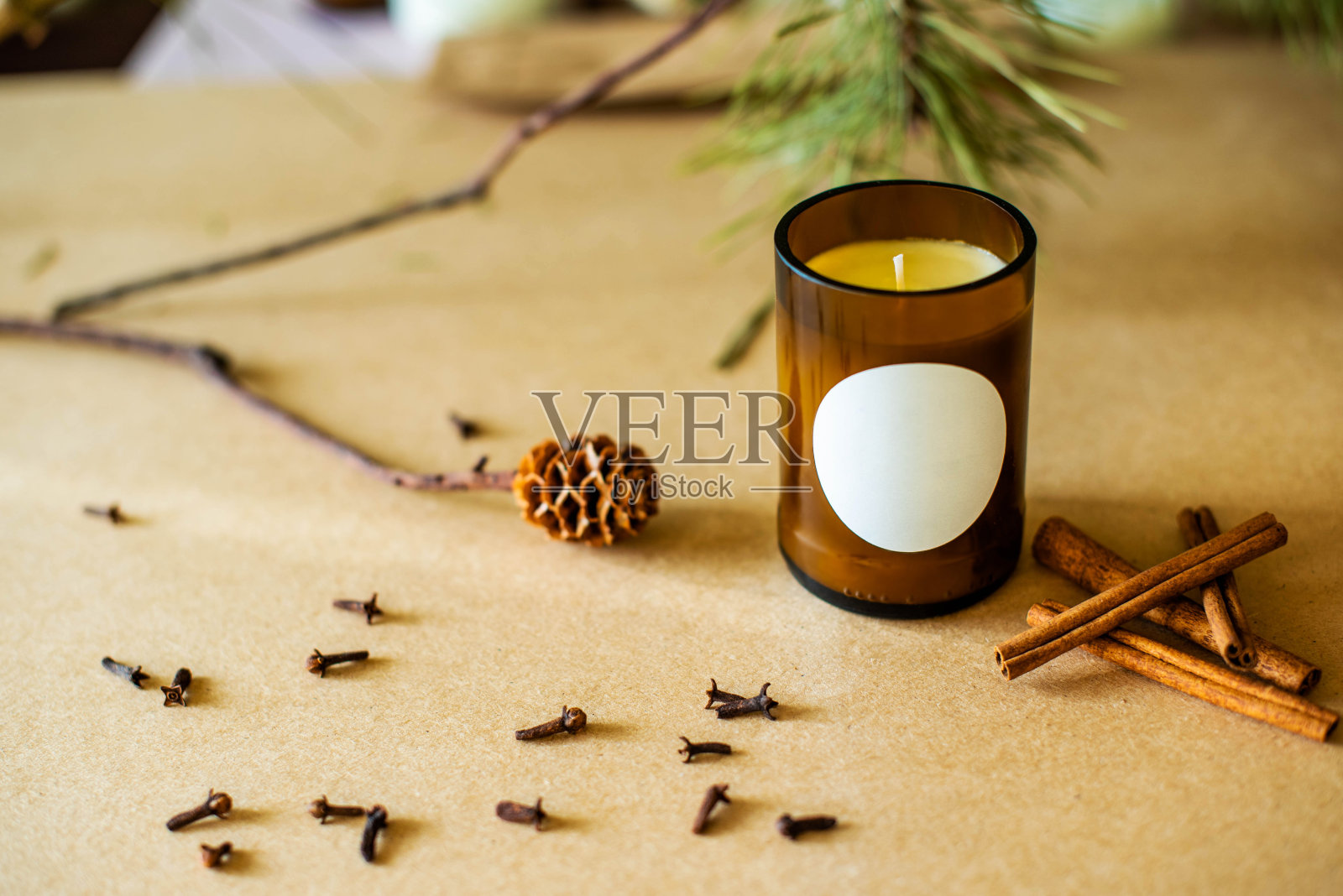 木芯的蜡烛。手工蜡烛从石蜡和大豆蜡在玻璃与花和叶子的工艺背景。让剥。蜡烛。前视图。照片摄影图片