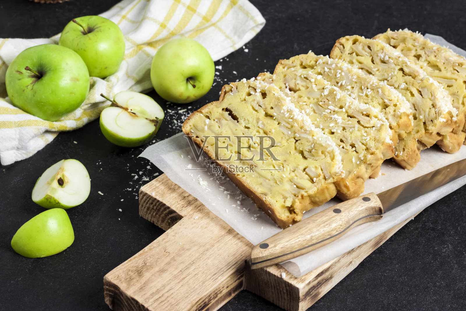 木砧板上的苹果椰子饼照片摄影图片