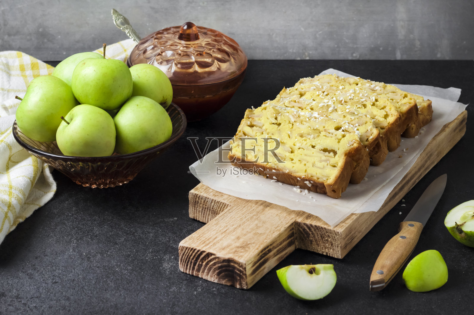 木砧板上的苹果椰子饼照片摄影图片