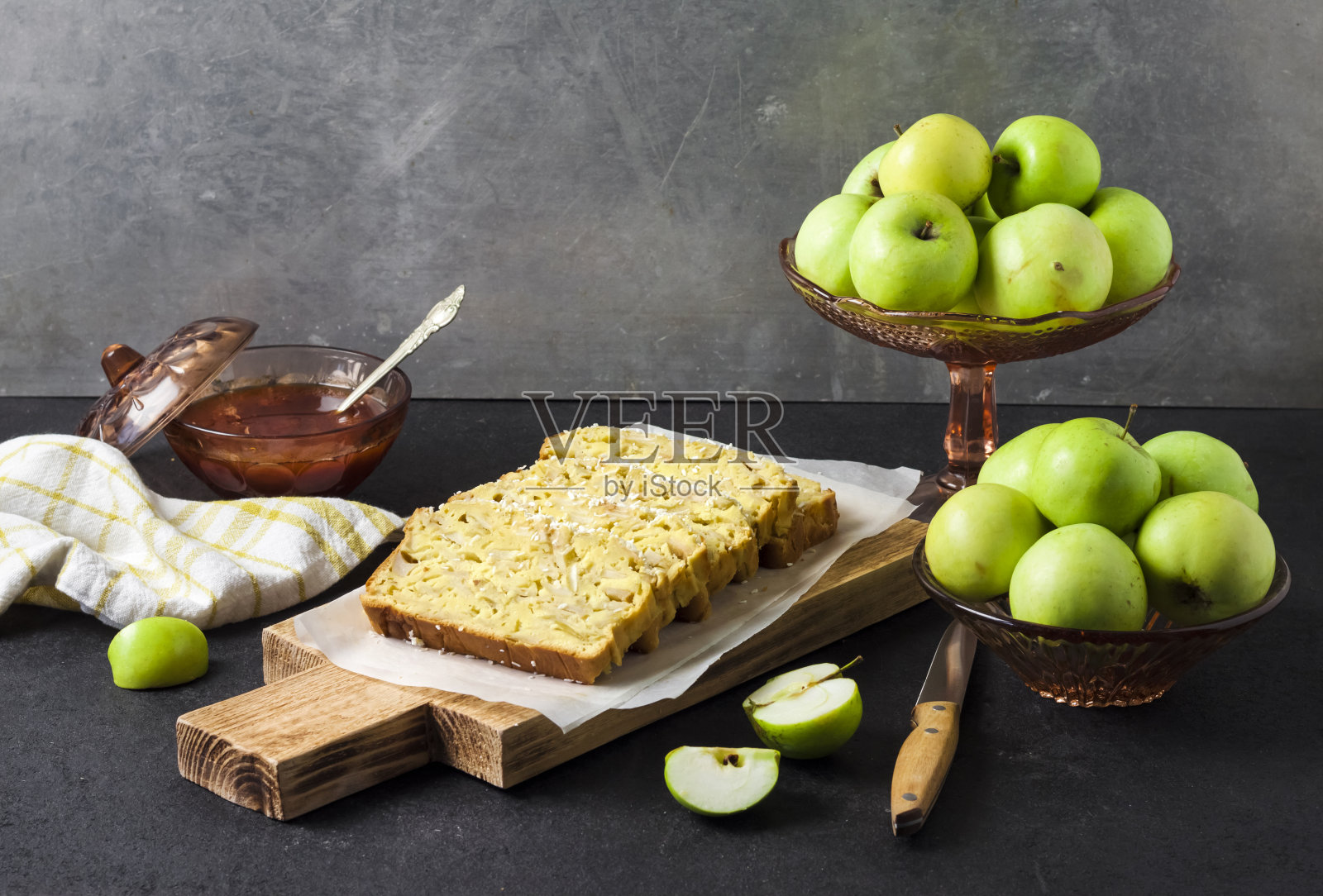 木砧板上的苹果椰子饼照片摄影图片