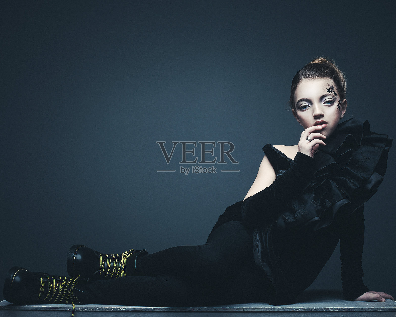 美丽与时尚理念:小女孩身穿黑色套装。创造性的组成照片摄影图片