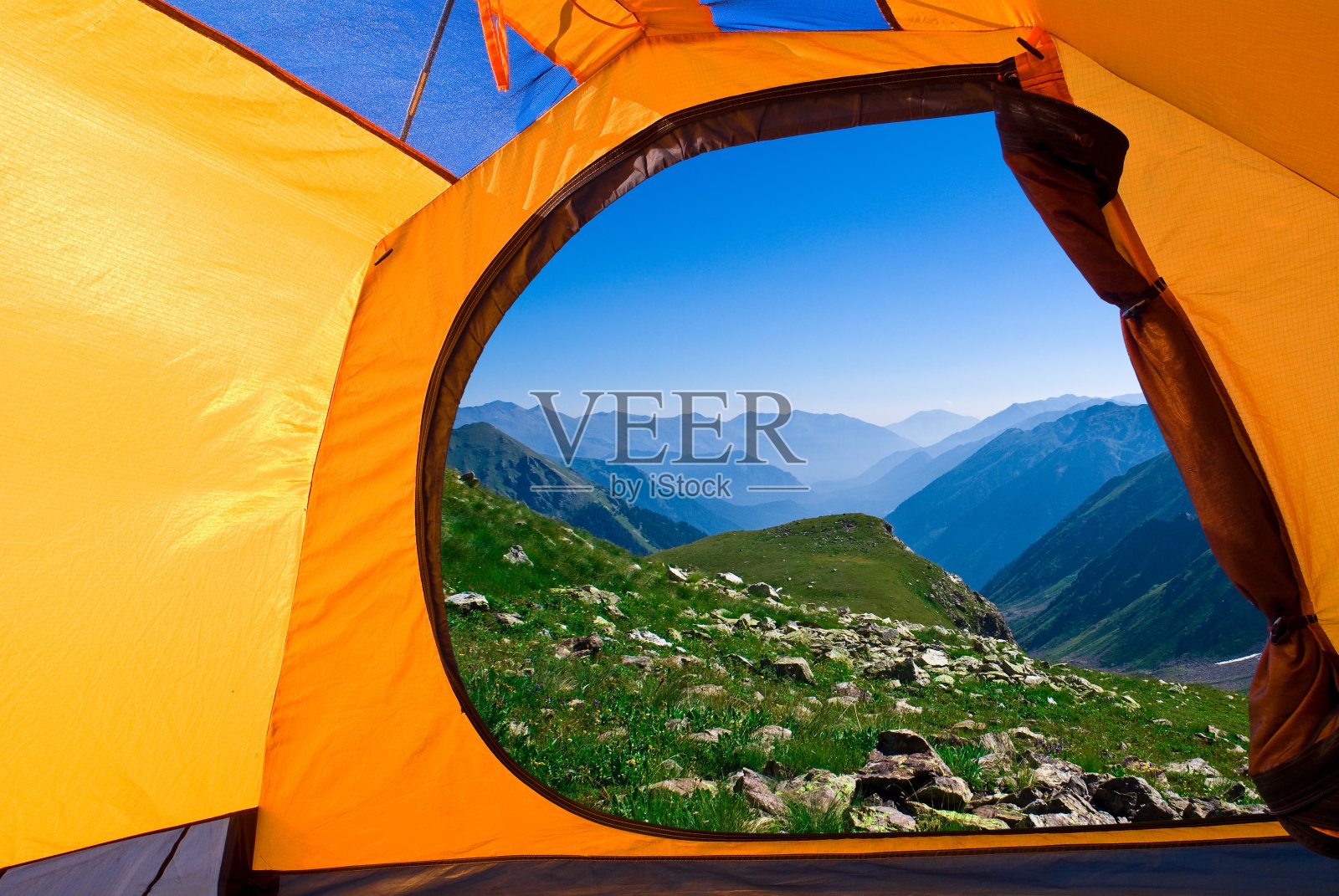 从旅游帐篷到蓝色雾山的景色照片摄影图片