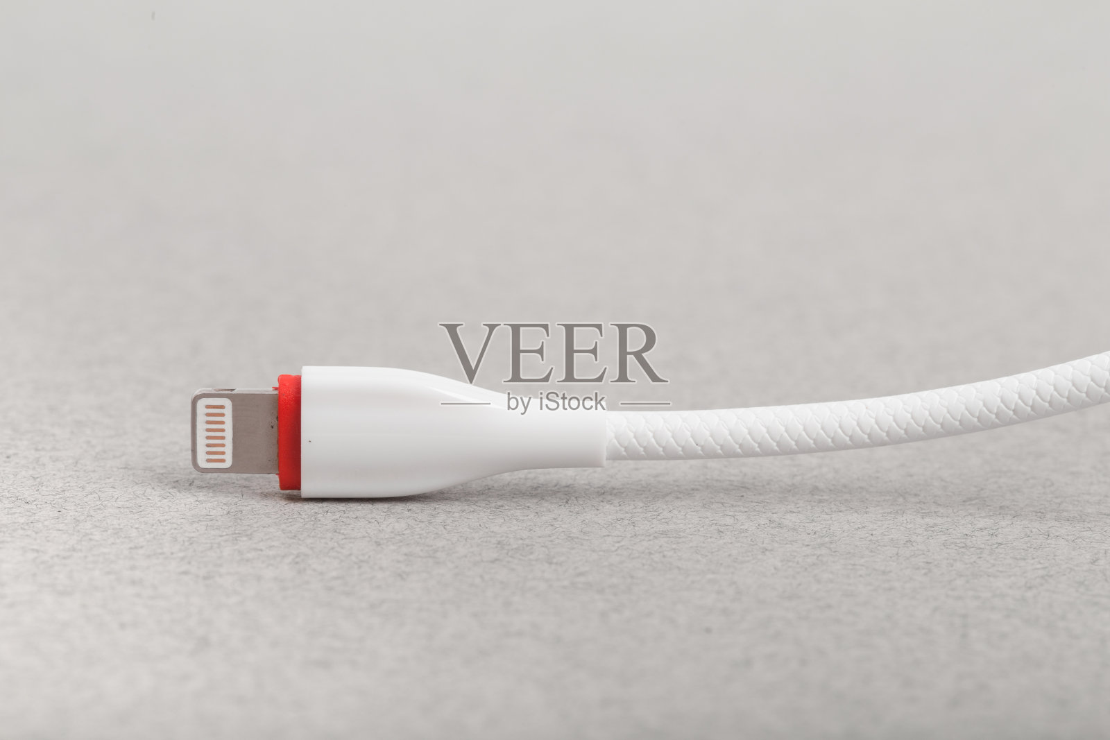 灰色背景下的手机充电线照片摄影图片