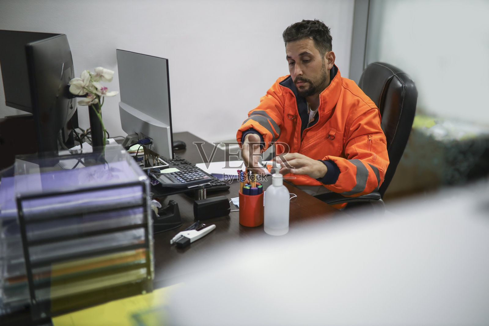 在工作中使用洗手液照片摄影图片