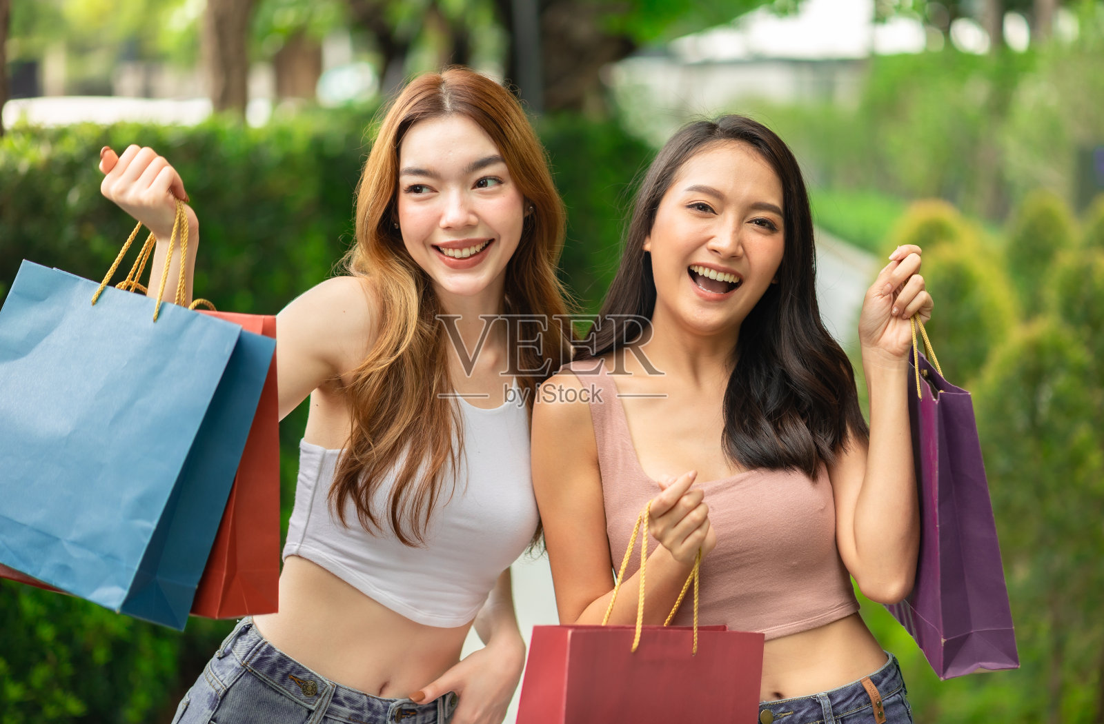 新常态购物，亚洲女性购物在服装商店与面膜。照片摄影图片