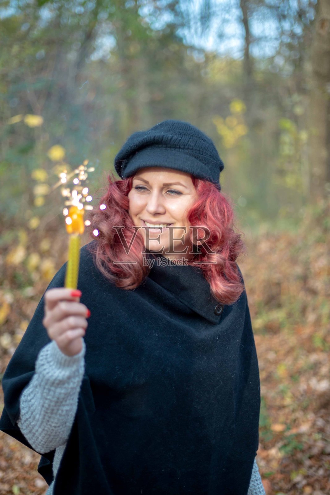 女人拿着烟花蜡烛照片摄影图片