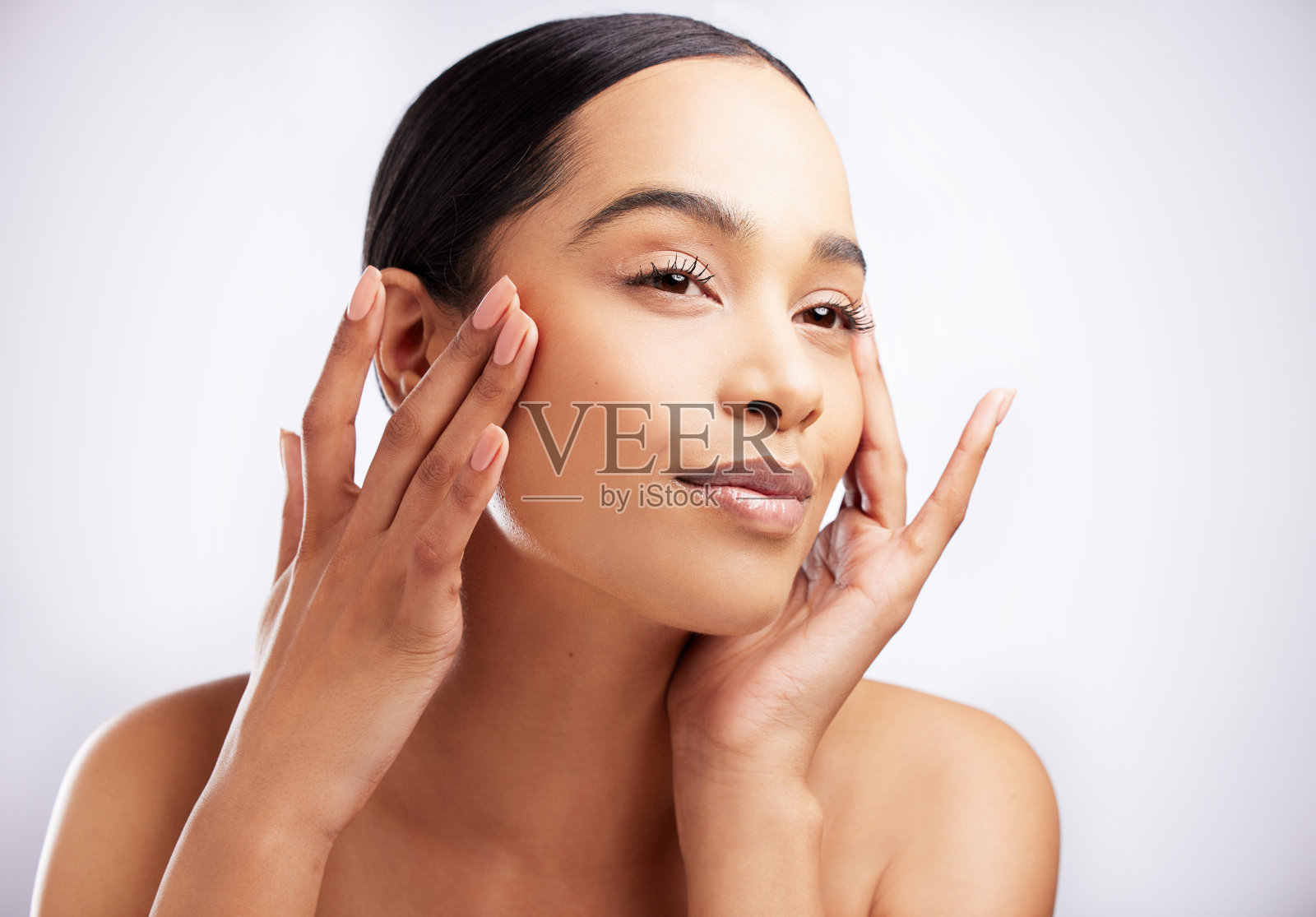 摄影棚拍摄了一个美丽的年轻女子在白色背景下摆姿势照片摄影图片