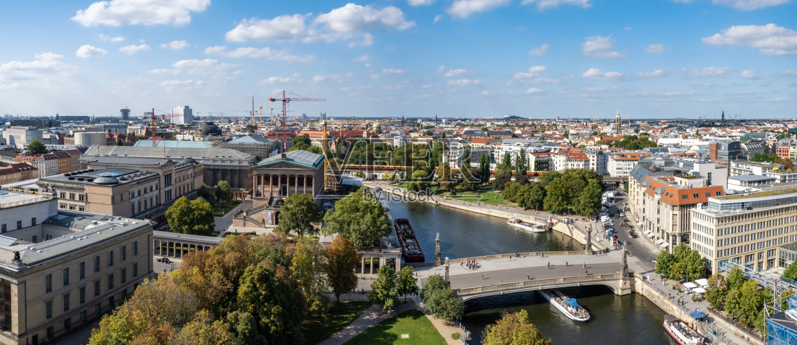 鸟瞰历史悠久的柏林城市景观与博物馆岛和施普雷河照片摄影图片