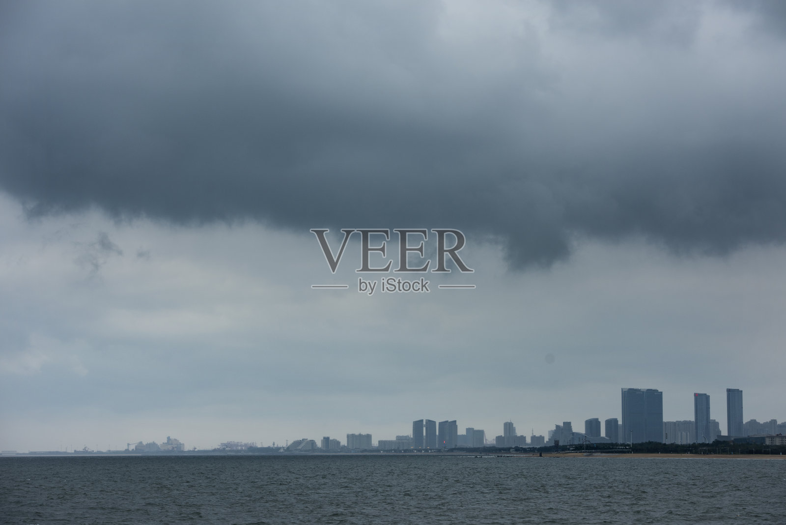 山东省沿海城市日照遭遇暴风雨照片摄影图片