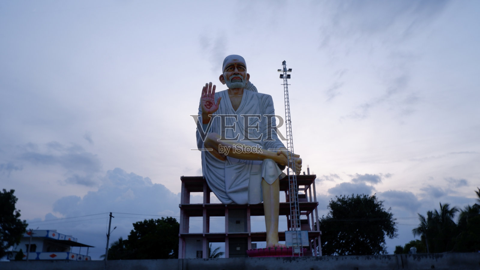 116英尺高的世界最大雕像Shirdi Sai Baba雕像。从2001年开始，花了11年时间才完成。印度安得拉邦的亚甘提照片摄影图片