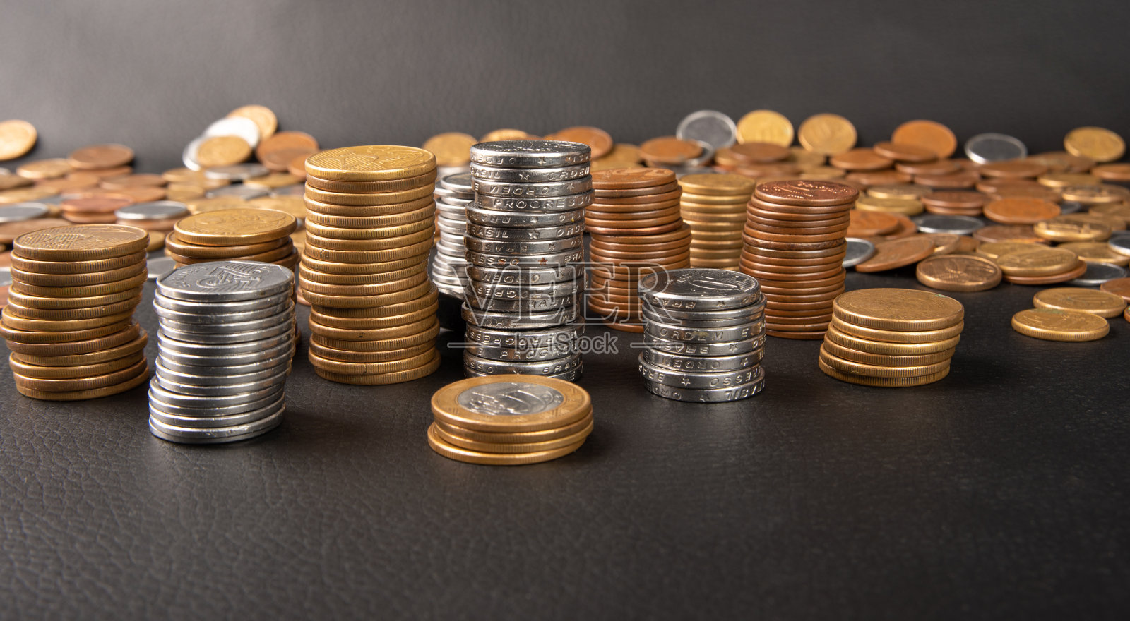 硬币，不同价值的巴西硬币照片摄影图片