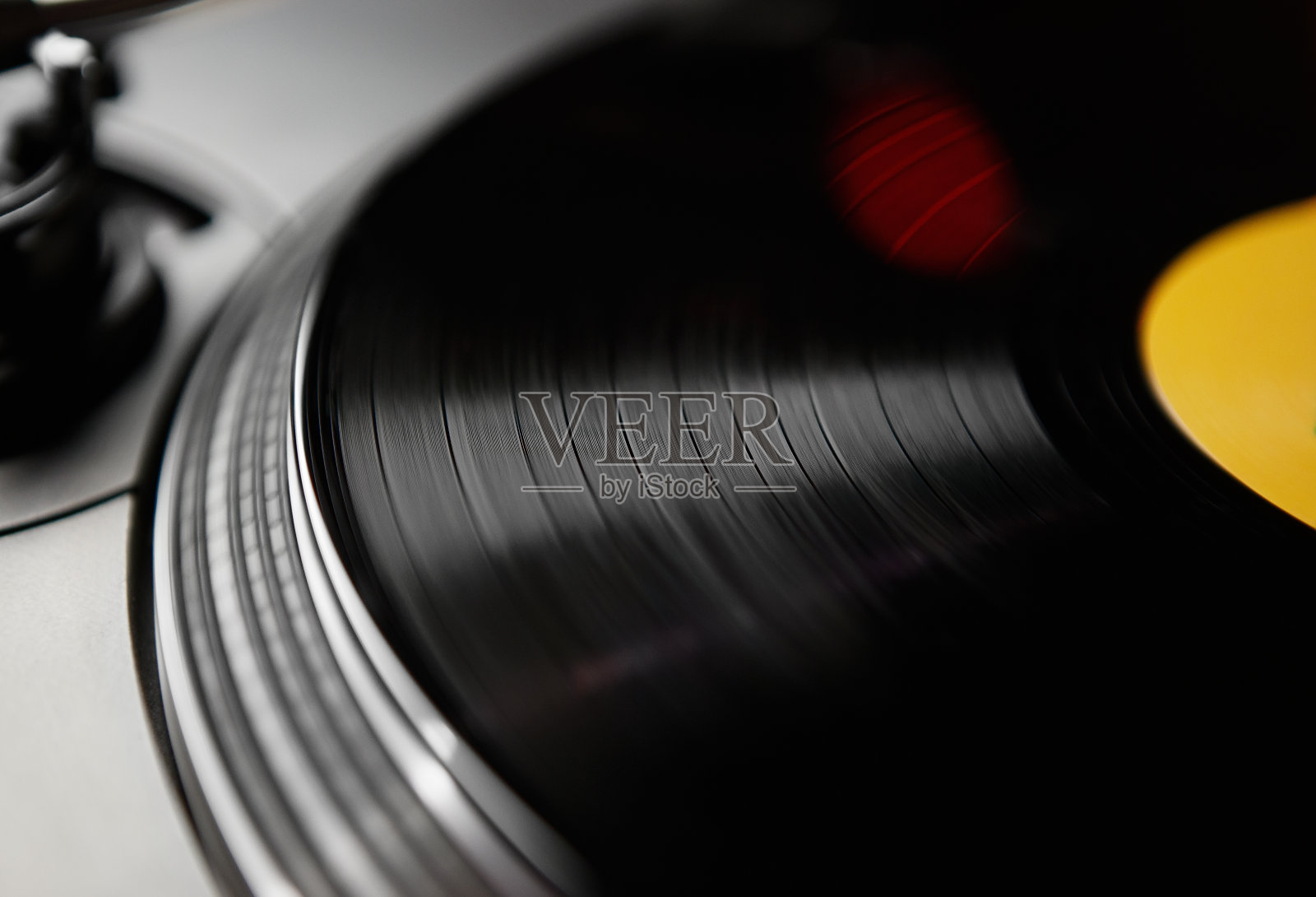 黑胶唱片与音乐在dj转盘盘。专业的唱片骑师转盘播放器设备照片摄影图片
