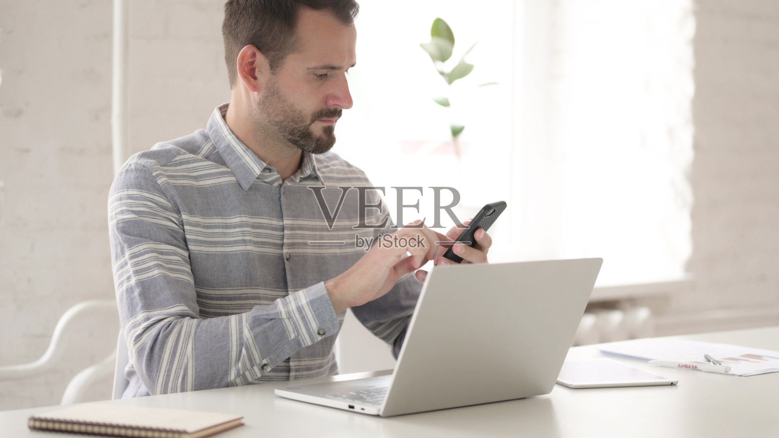 成年年轻人使用智能手机和笔记本电脑照片摄影图片