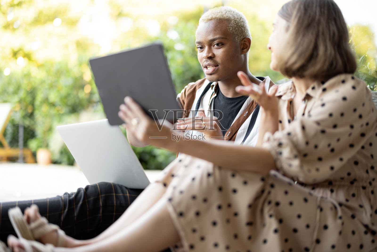 女孩给男朋友看平板电脑上的东西照片摄影图片