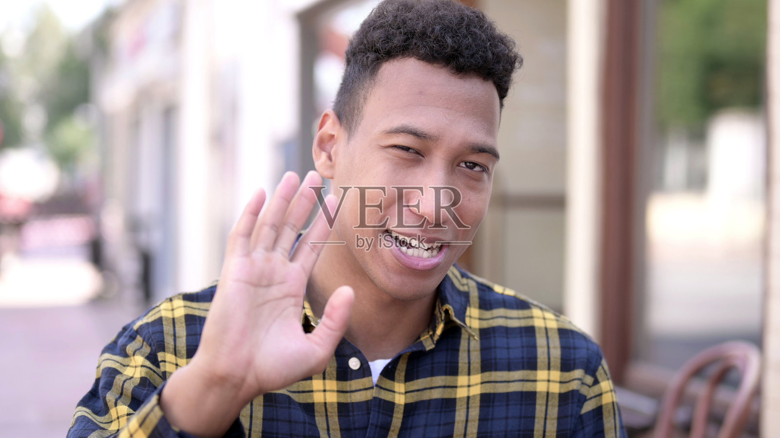 非洲青年男子在线视频聊天照片摄影图片