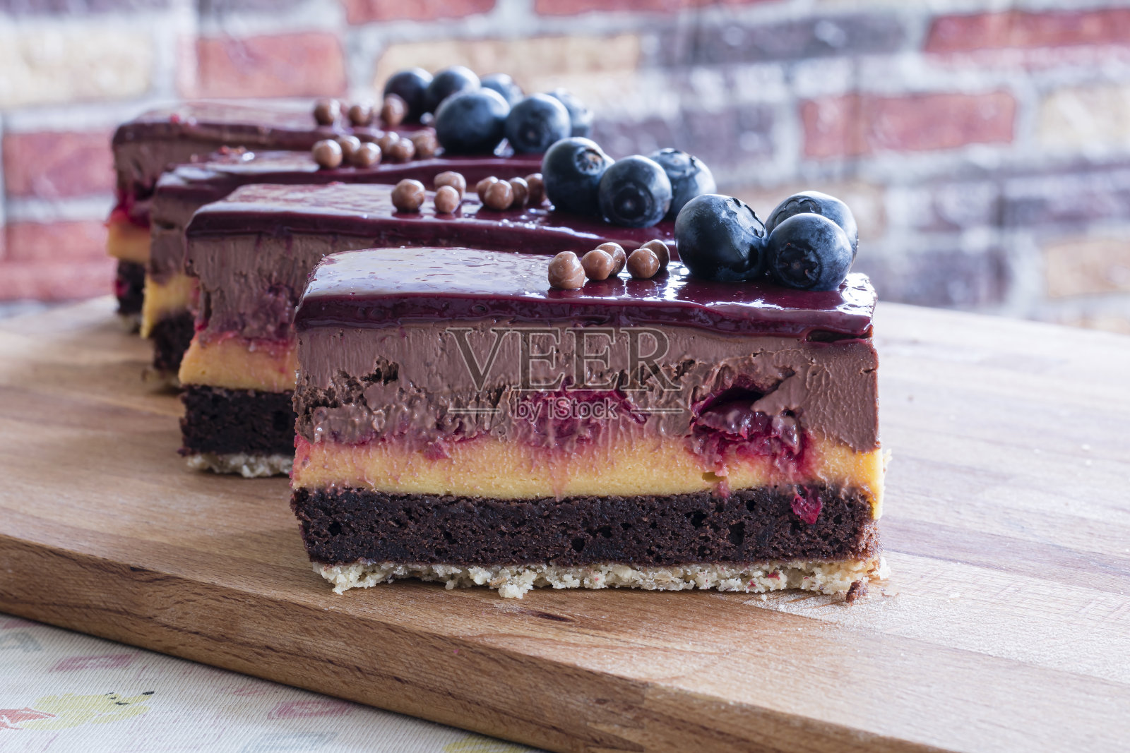 自制分层巧克力蛋糕。甜点照片摄影图片