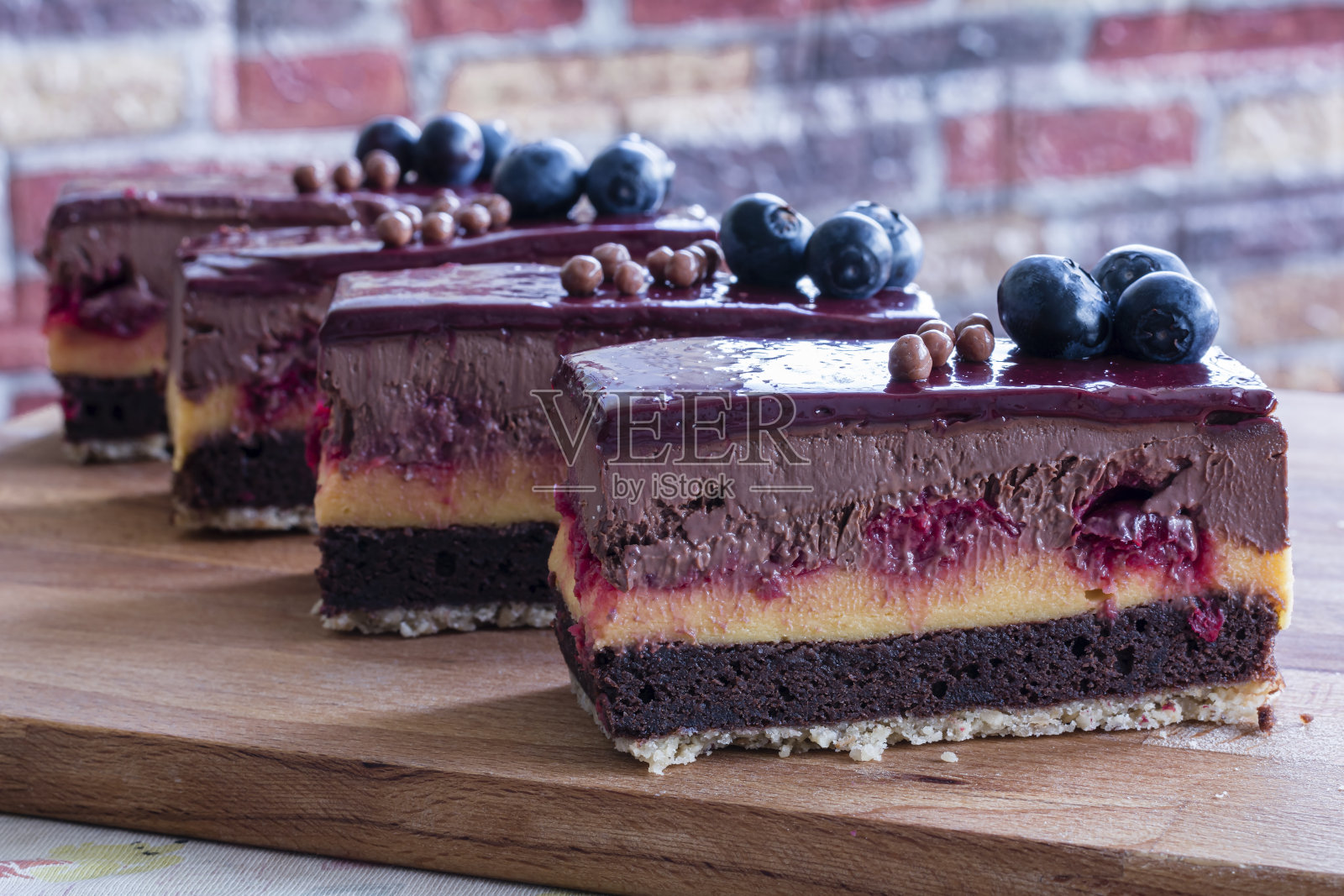 自制分层巧克力蛋糕。甜点照片摄影图片