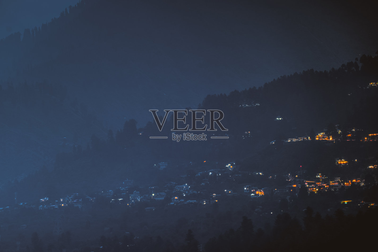 喜马拉雅村庄的夜晚灯光照片摄影图片