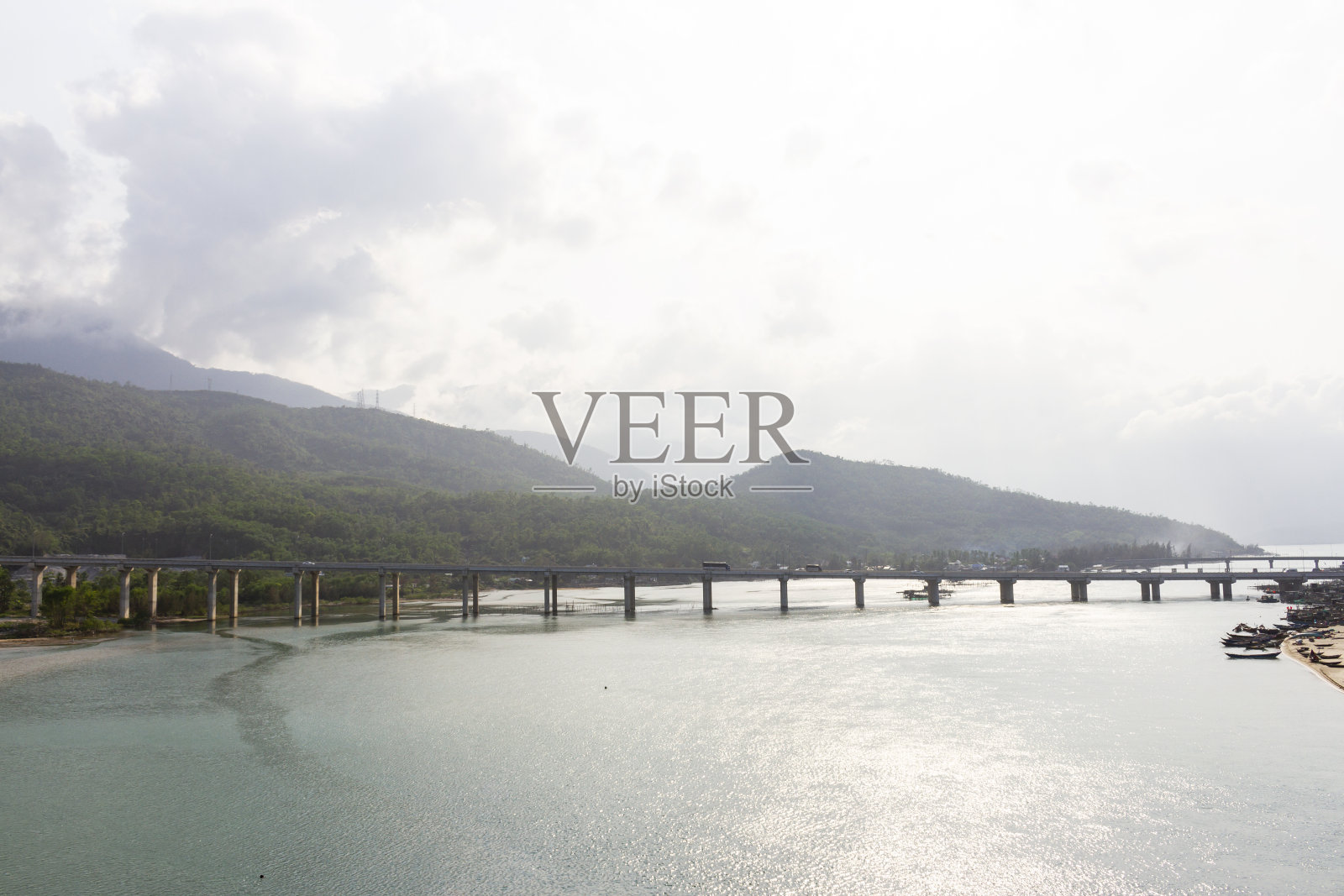 越南朗阁海滩连接海文隧道的长桥。照片摄影图片