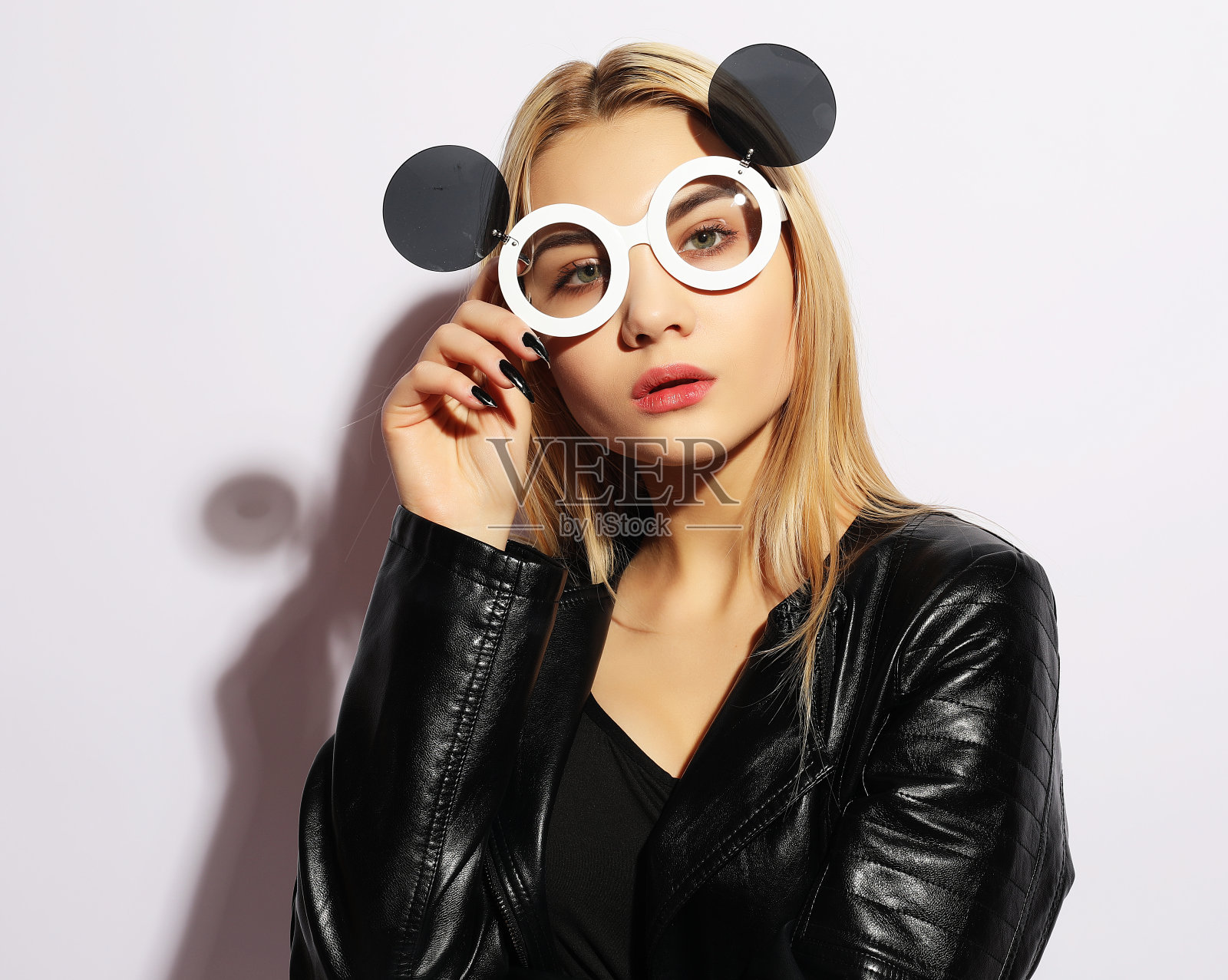 美丽与时尚的概念:年轻女性的创意太阳镜照片摄影图片