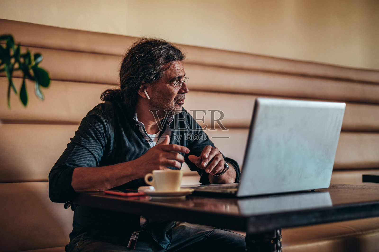 西班牙裔古巴老人在用笔记本电脑照片摄影图片