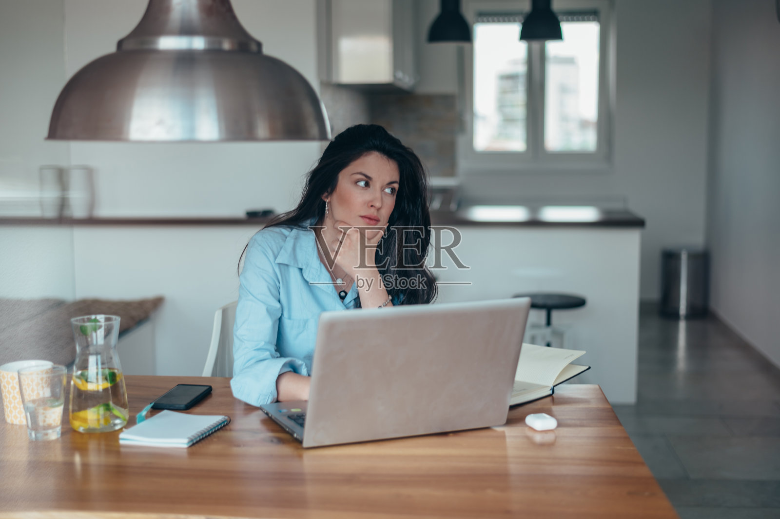 漂亮的女商人在家工作时使用笔记本电脑照片摄影图片