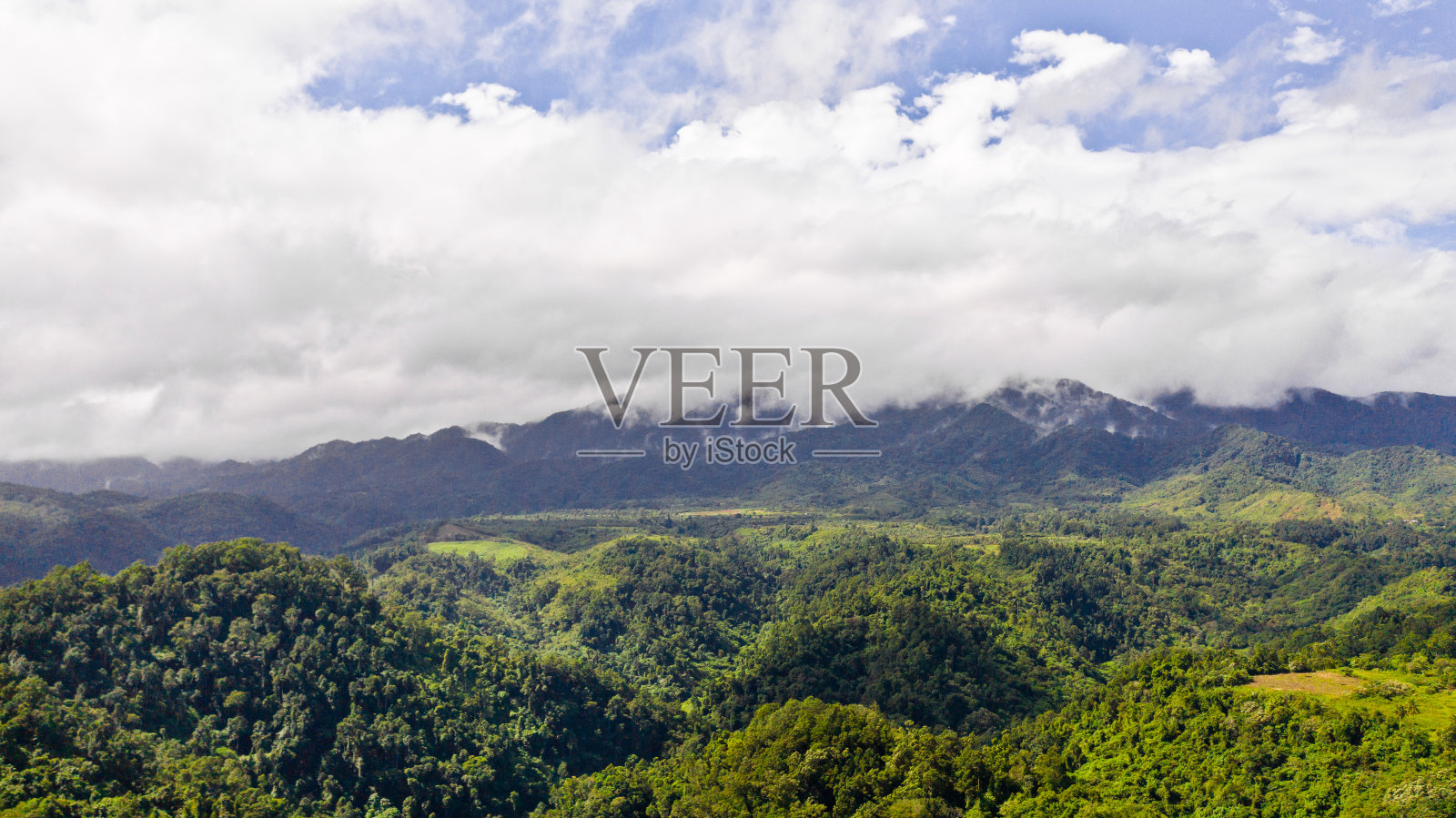 菲律宾科迪勒拉山脉的村庄和稻田。吕宋岛美丽的风景。山川田野，俯视图。照片摄影图片