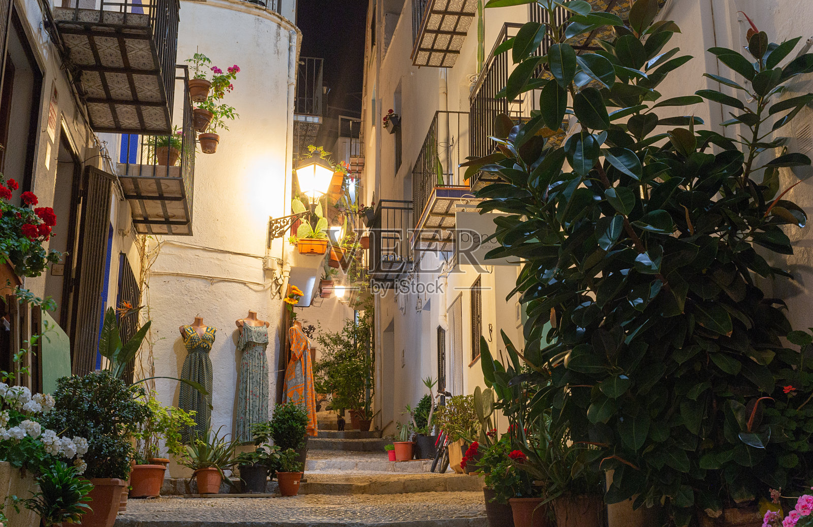 在Peñíscola市的购物街照片摄影图片