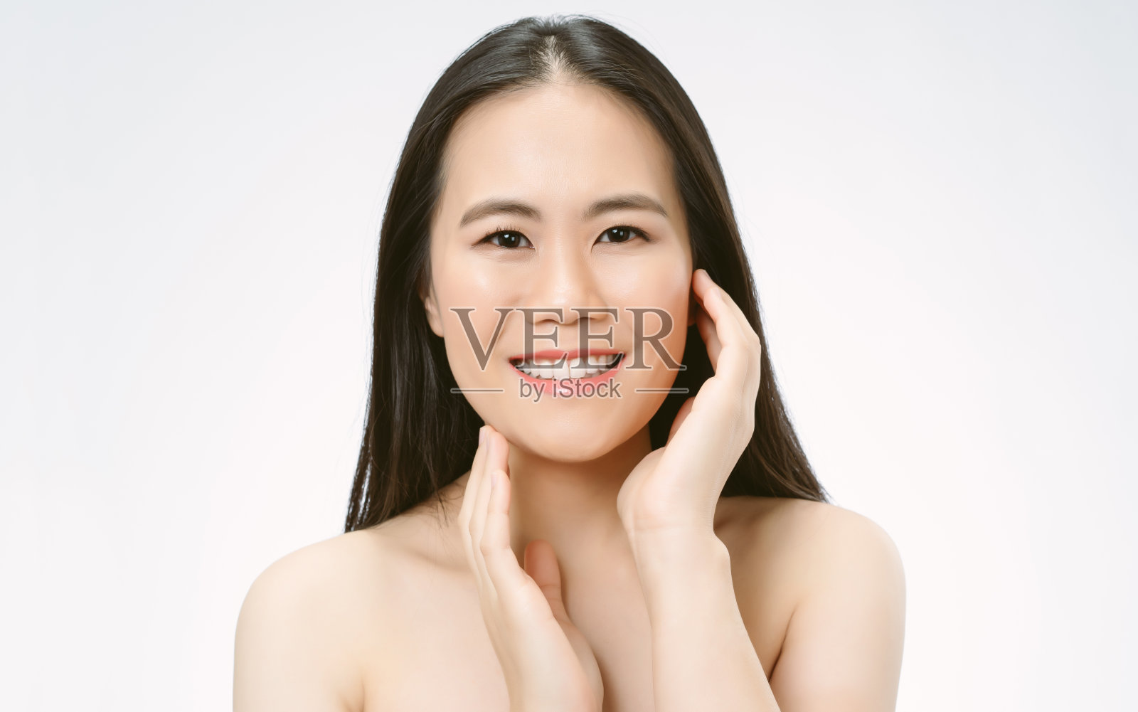 微笑友好的亚洲女性手指甲触摸健康的皮肤肖像自然的化妆在孤立的白色背景。面部护理，面部治疗，水疗，皮肤护理和美容概念。照片摄影图片