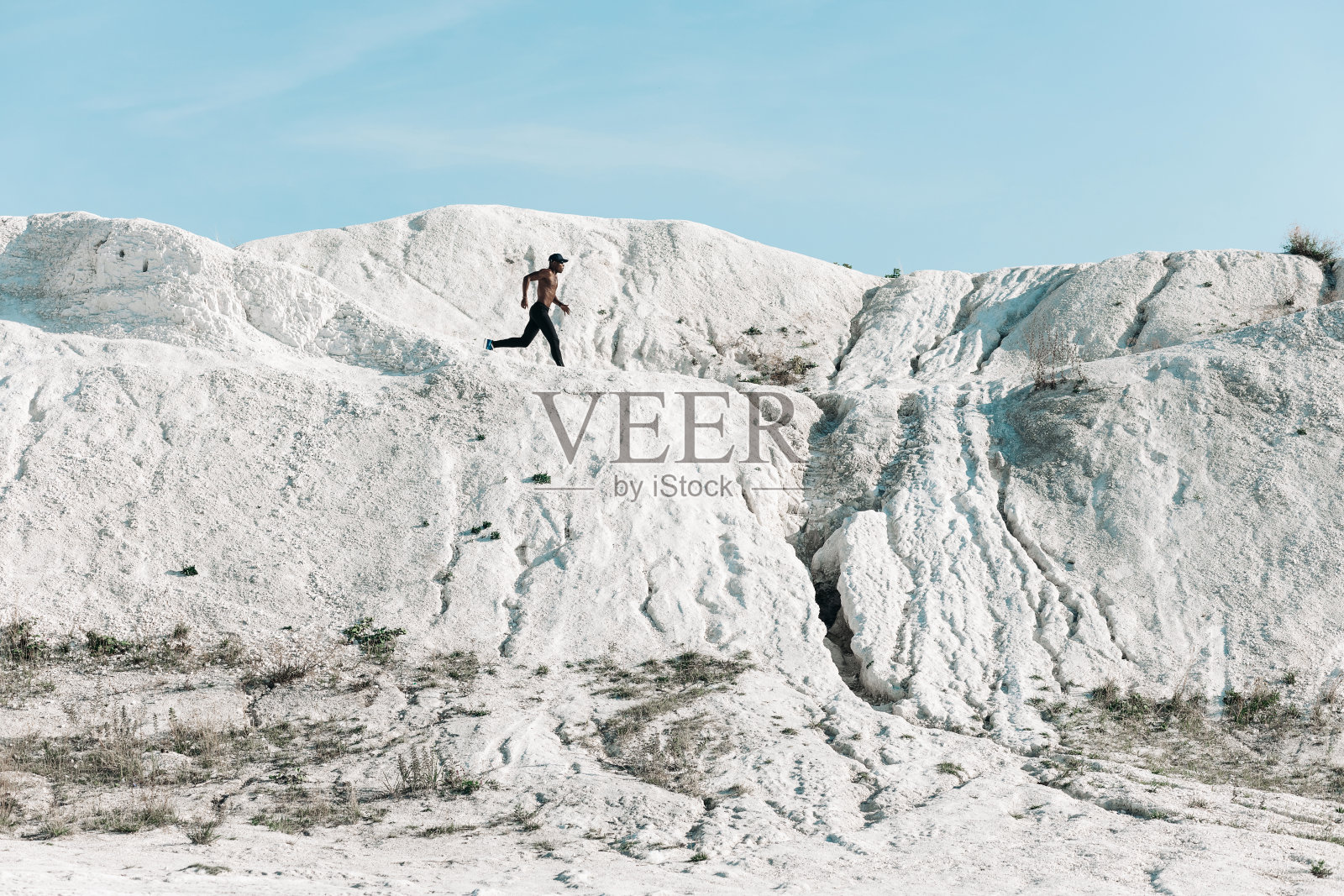 运动员在山中奔跑，运动员在日落时在山中奔跑照片摄影图片