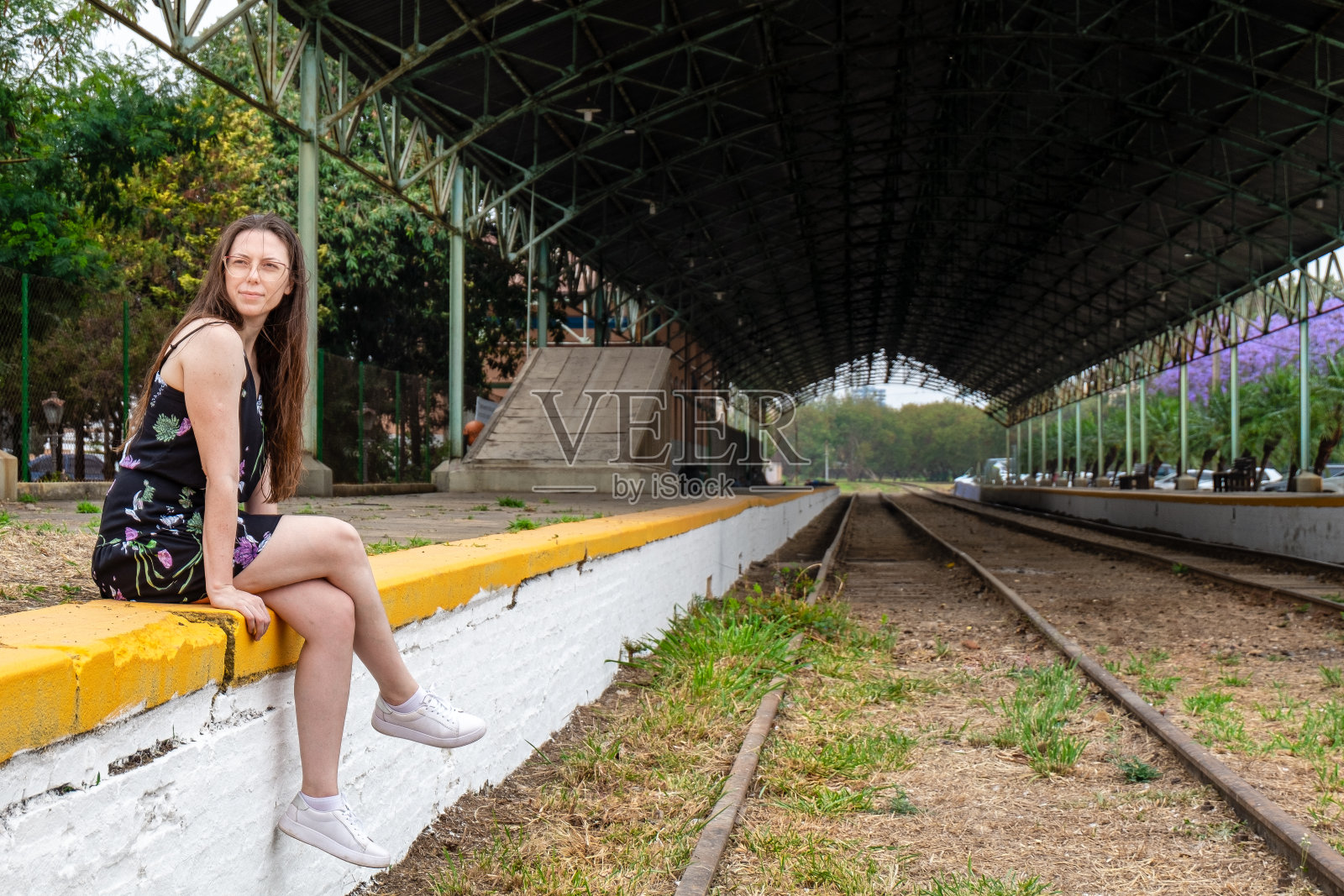 年轻女子走在古老的火车站，São保罗照片摄影图片