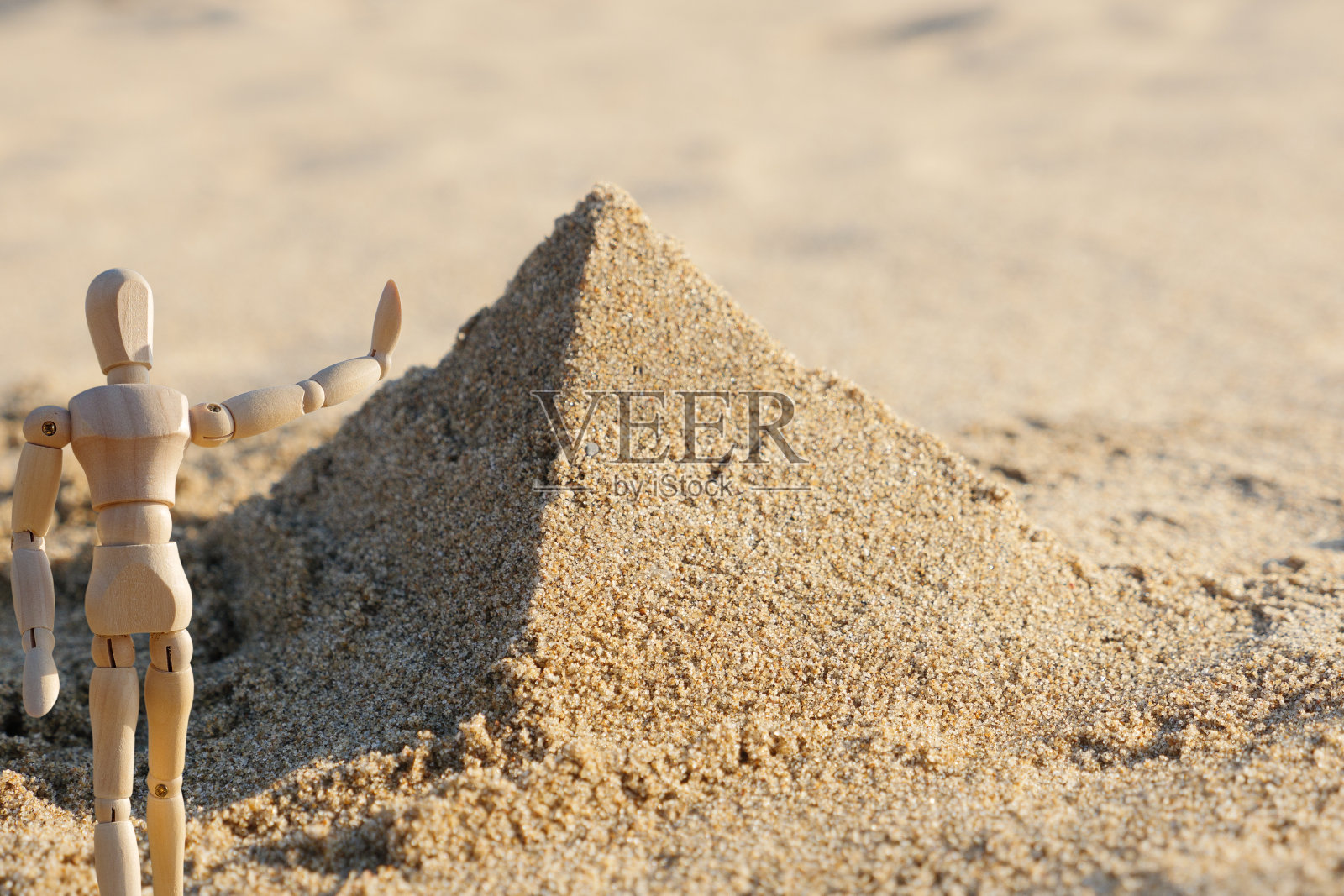 一个绘画娃娃离开了金字塔照片摄影图片