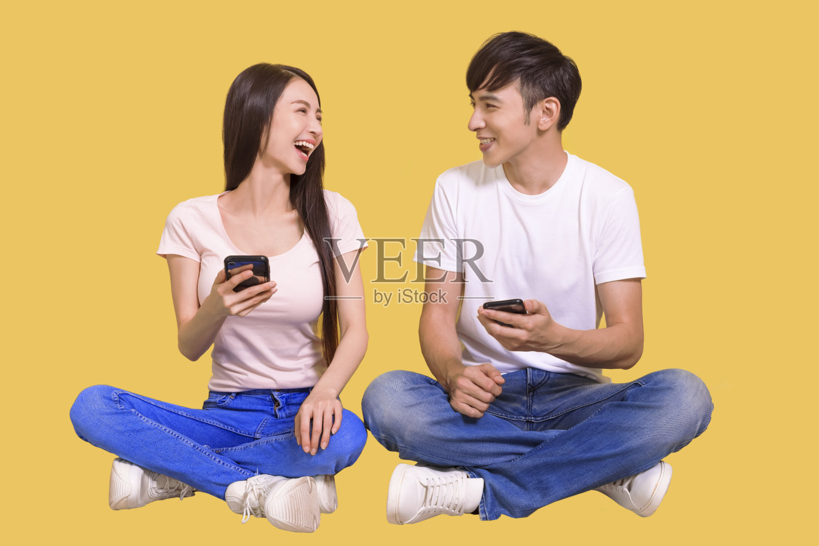 欢快的年轻亚洲夫妇坐在地板上照片摄影图片