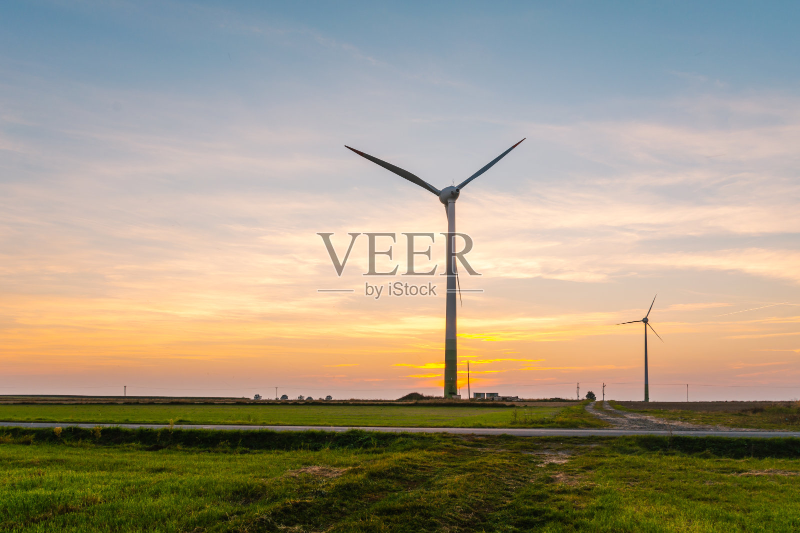 落日映照下的秋景。照片摄影图片