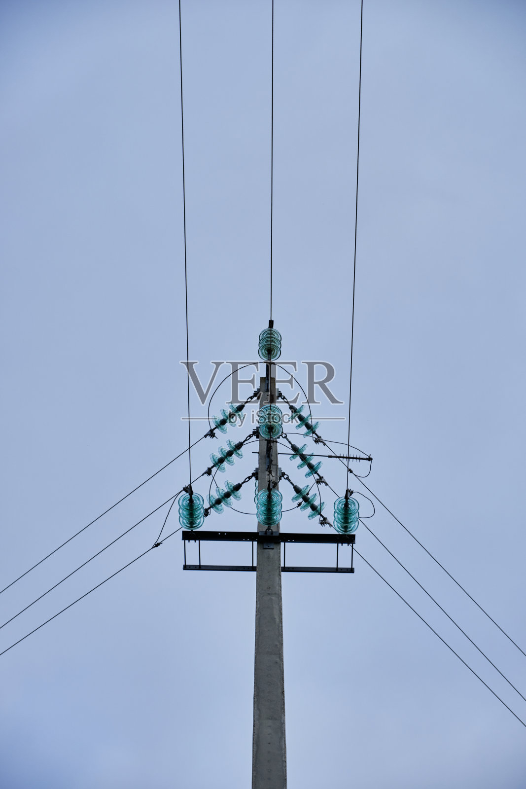 高电压极与电线形成一个三角形照片摄影图片