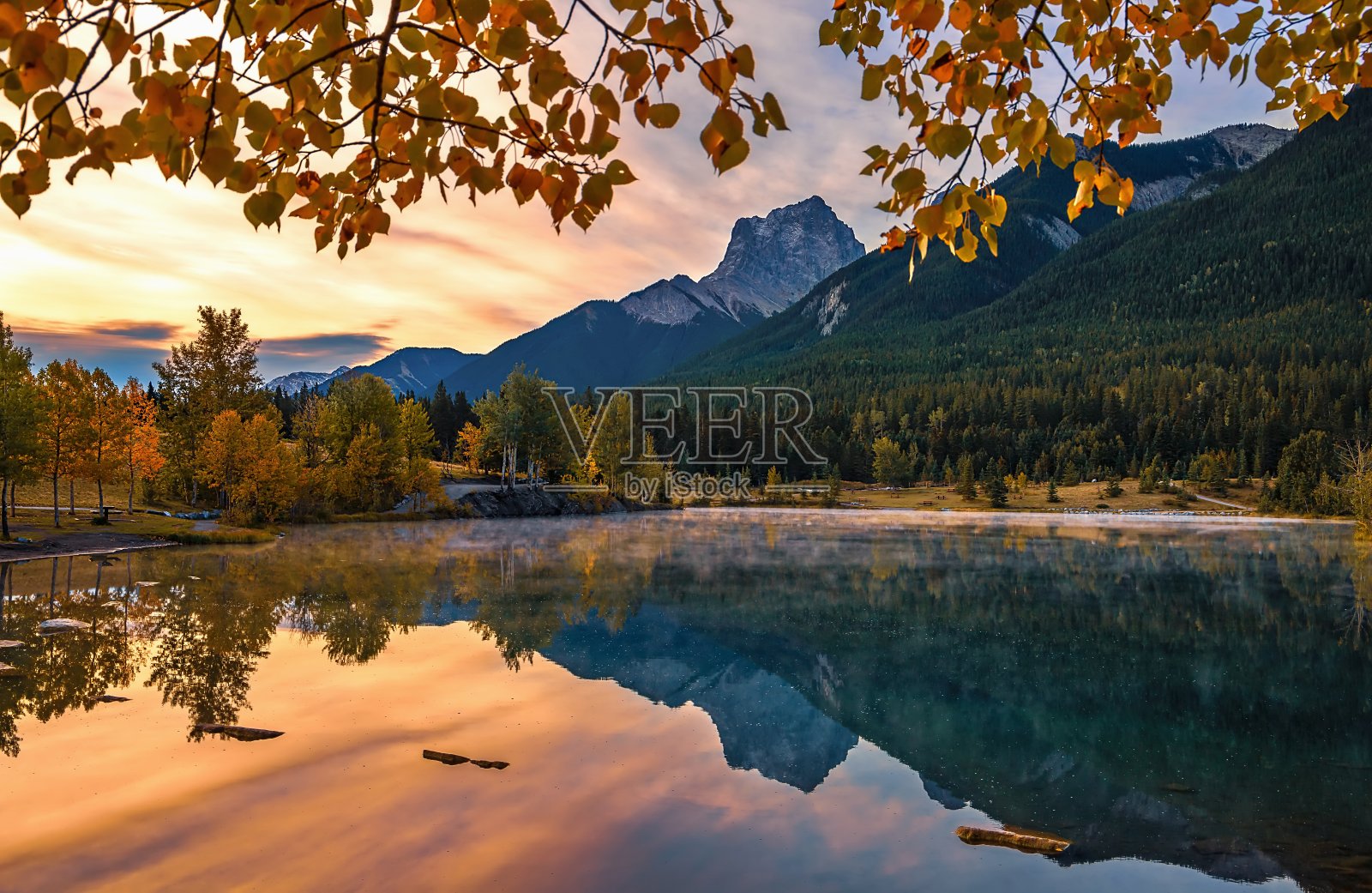 秋叶构筑采石场湖山照片摄影图片