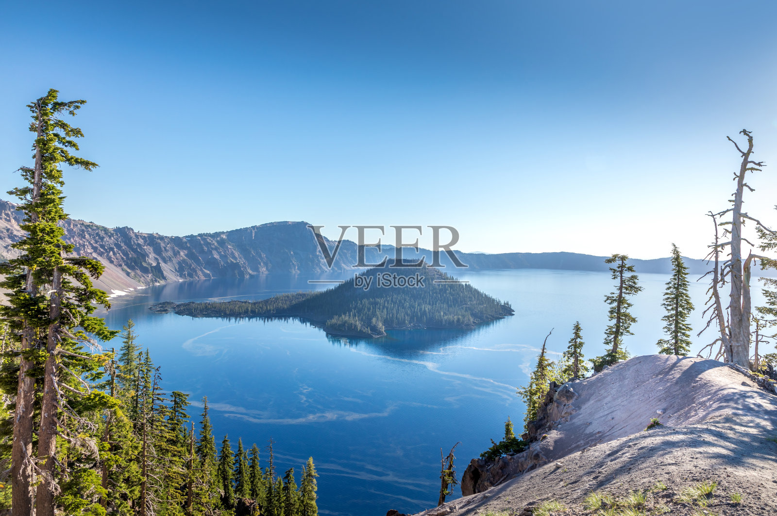 巫师岛在火山口湖，火山口湖国家公园俄勒冈州照片摄影图片