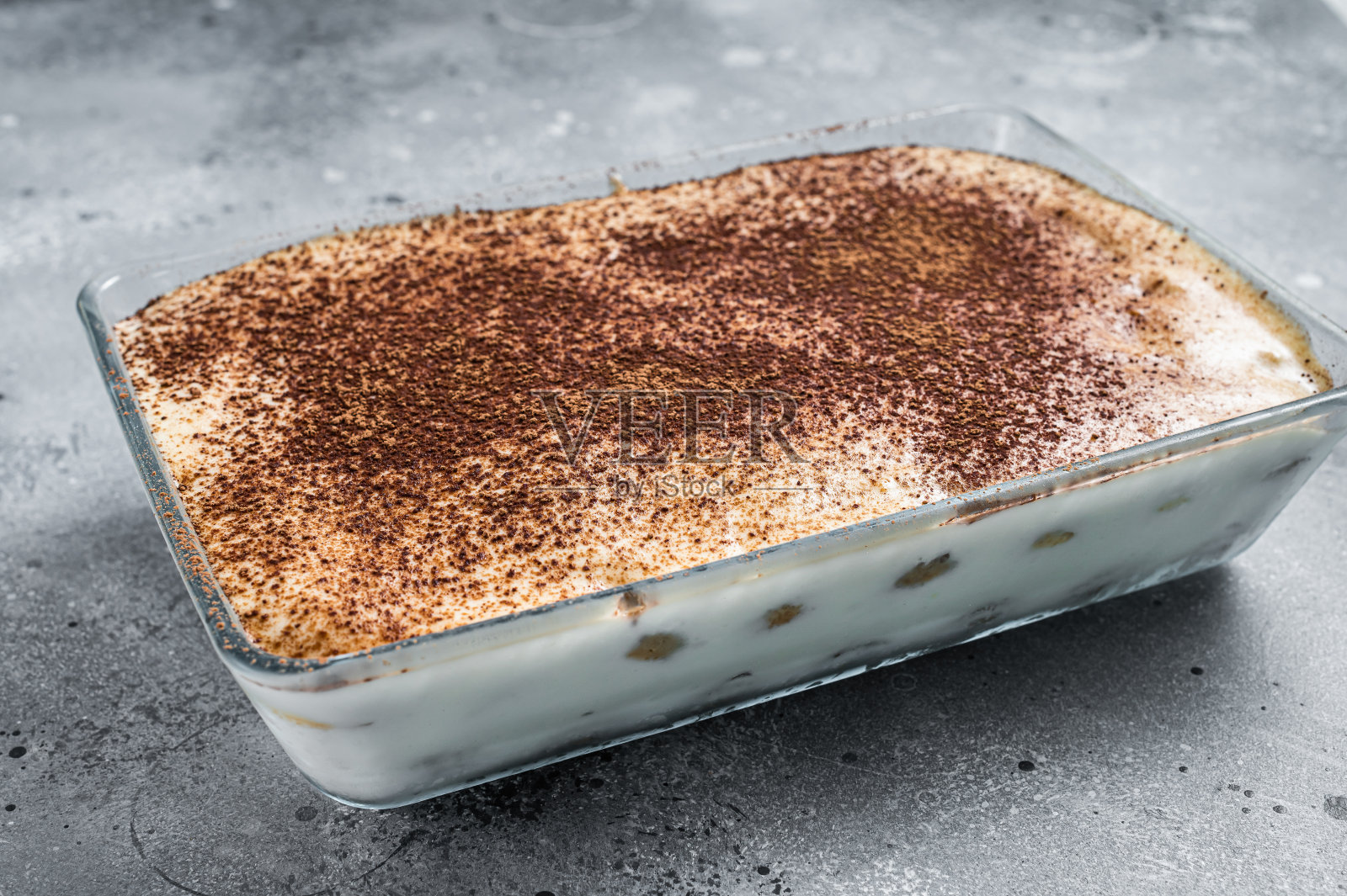 提拉米苏意大利甜点，上面有可可。灰色的背景。俯视图照片摄影图片