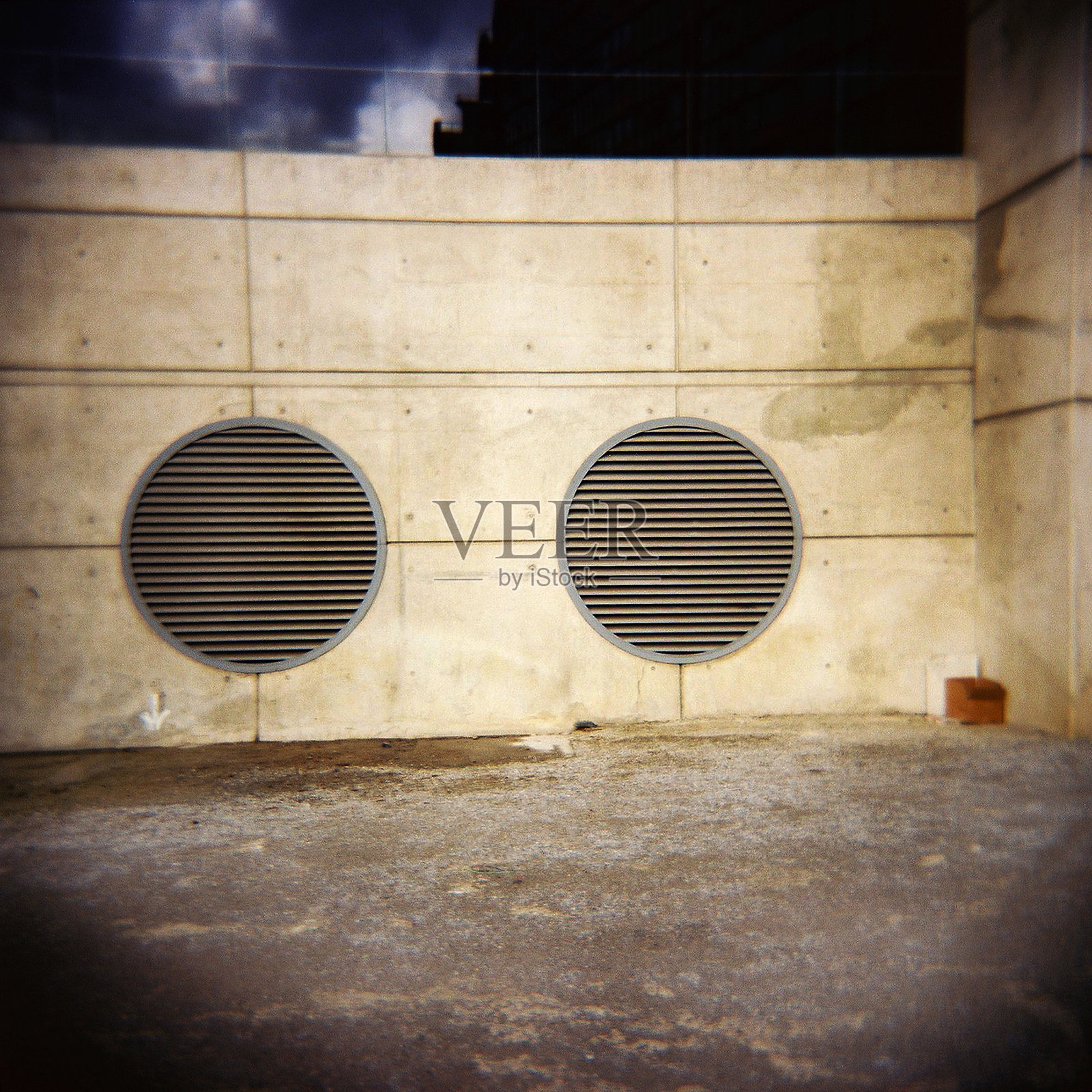 建筑物外部的圆形通风口照片摄影图片