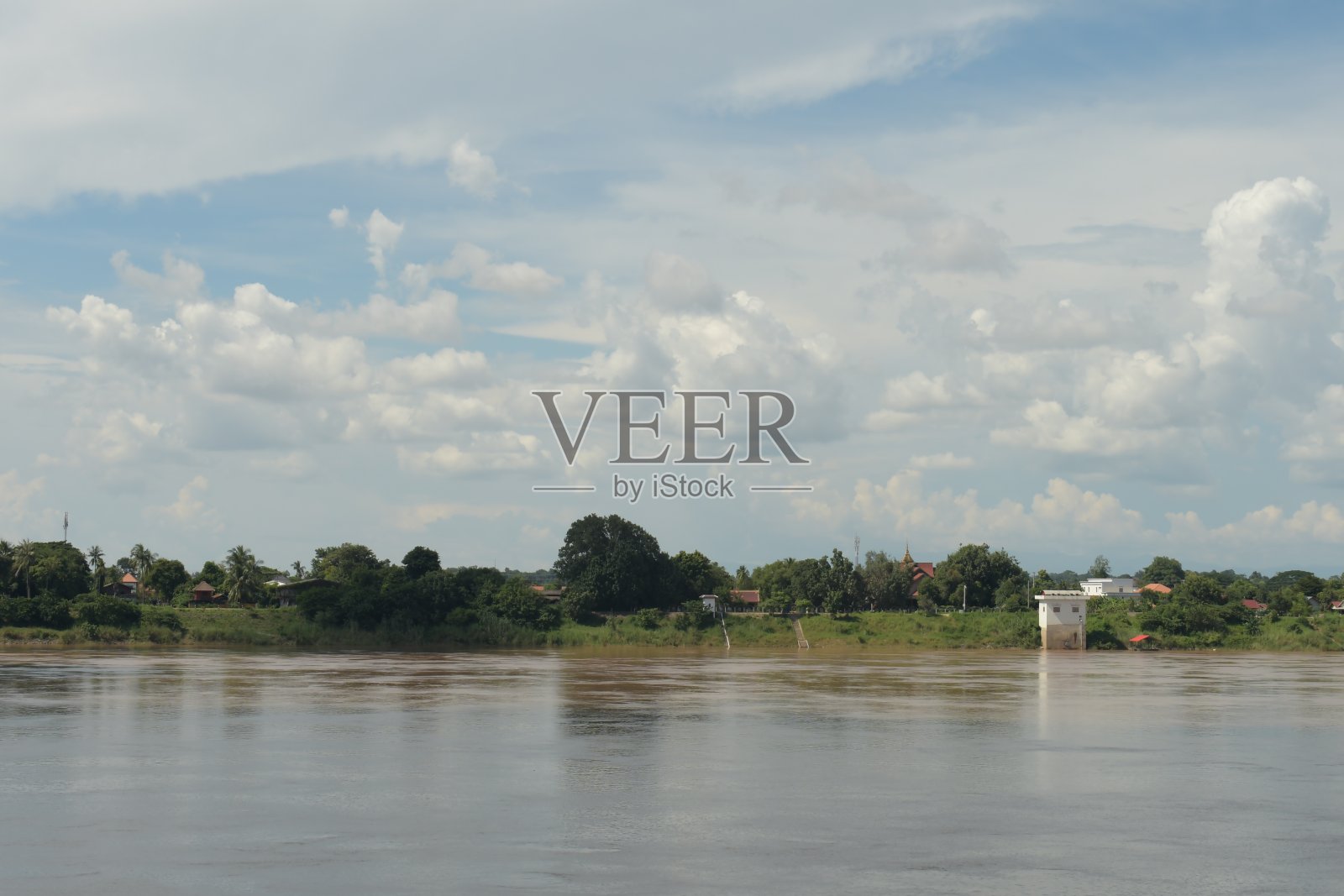 湖上蔚蓝的天空，夏日的放松和美丽的背景照片摄影图片