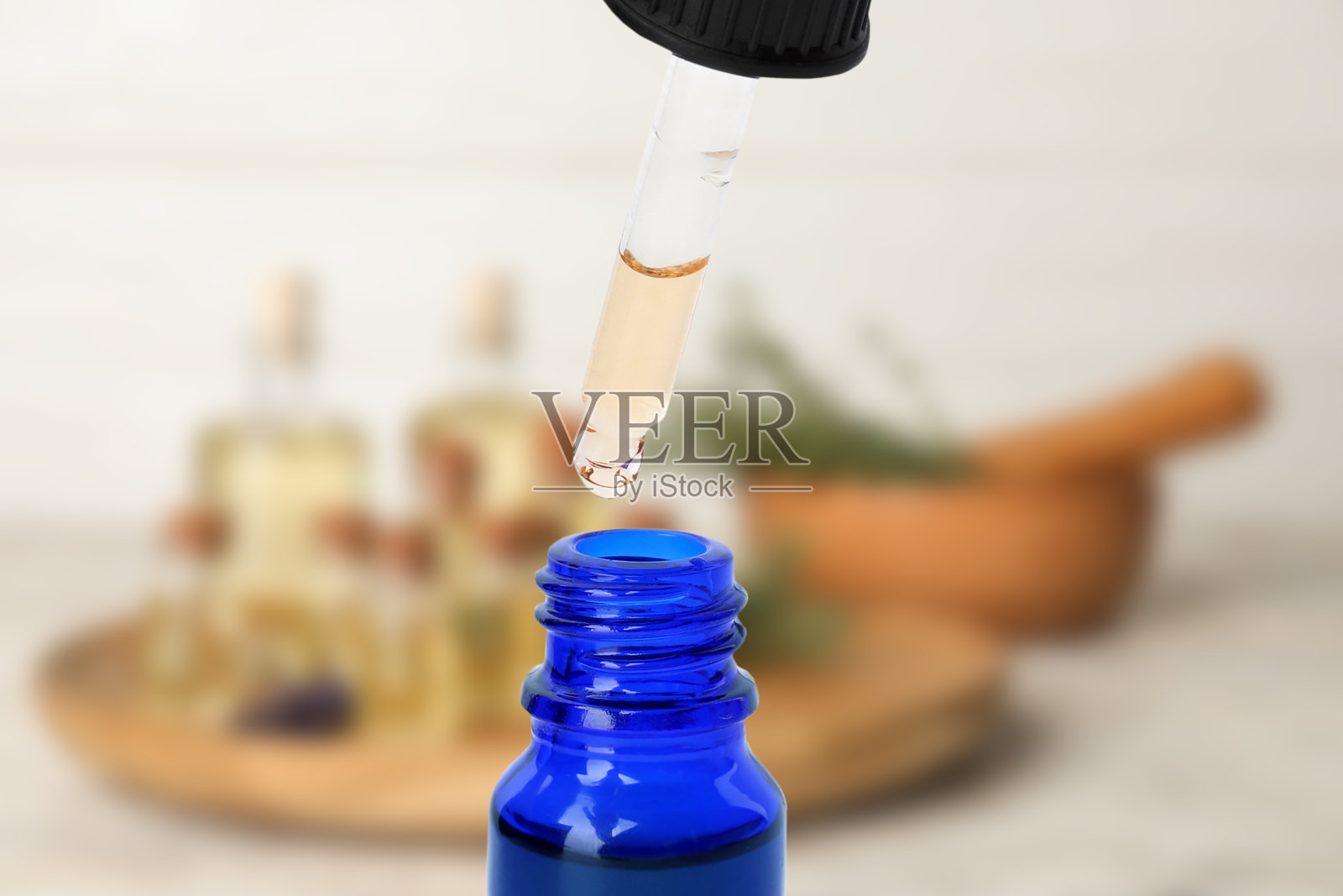 小瓶精油和滴管在模糊的背景照片摄影图片